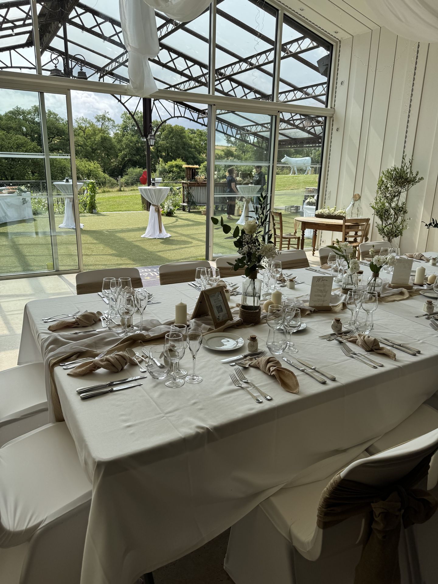 Mariage La Vallée de la Roche vin d'honneur extérieur table blanche table blanche chemin de table sable fleurs