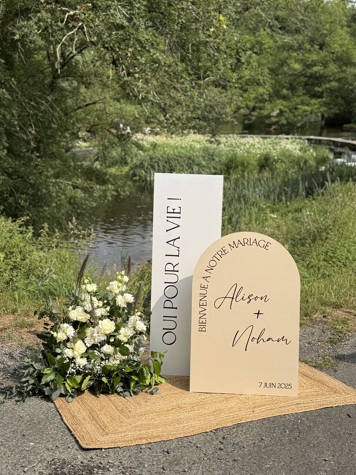 Mariage La Vallée de la Roche panneau de bienvenue sable et blanc personnalisé tapis en maille composition florale