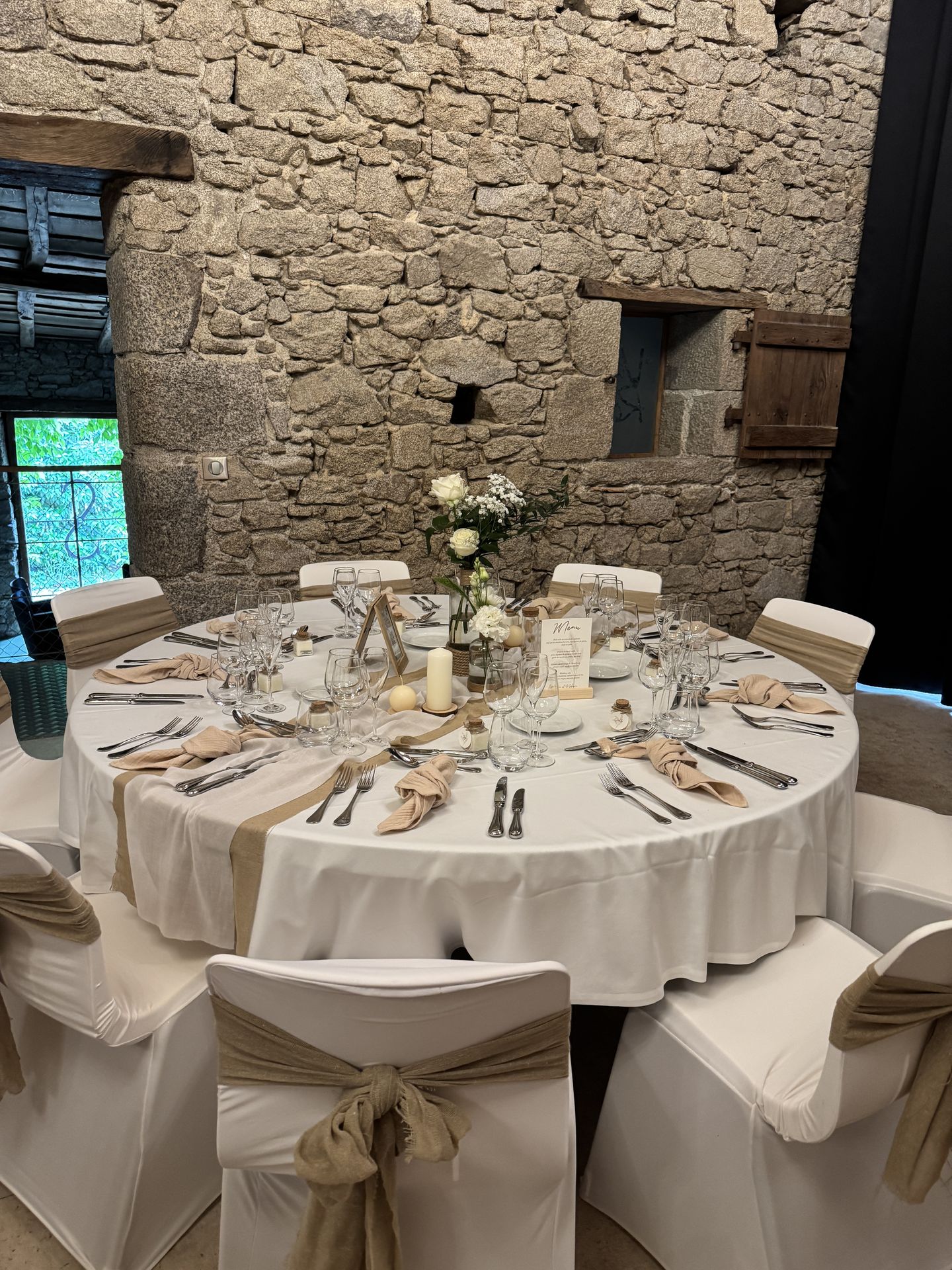 Mariage La Vallée de la Roche table blanche noeud de chaise sable fleurs bougies serviette sable menu de table en bois gravée