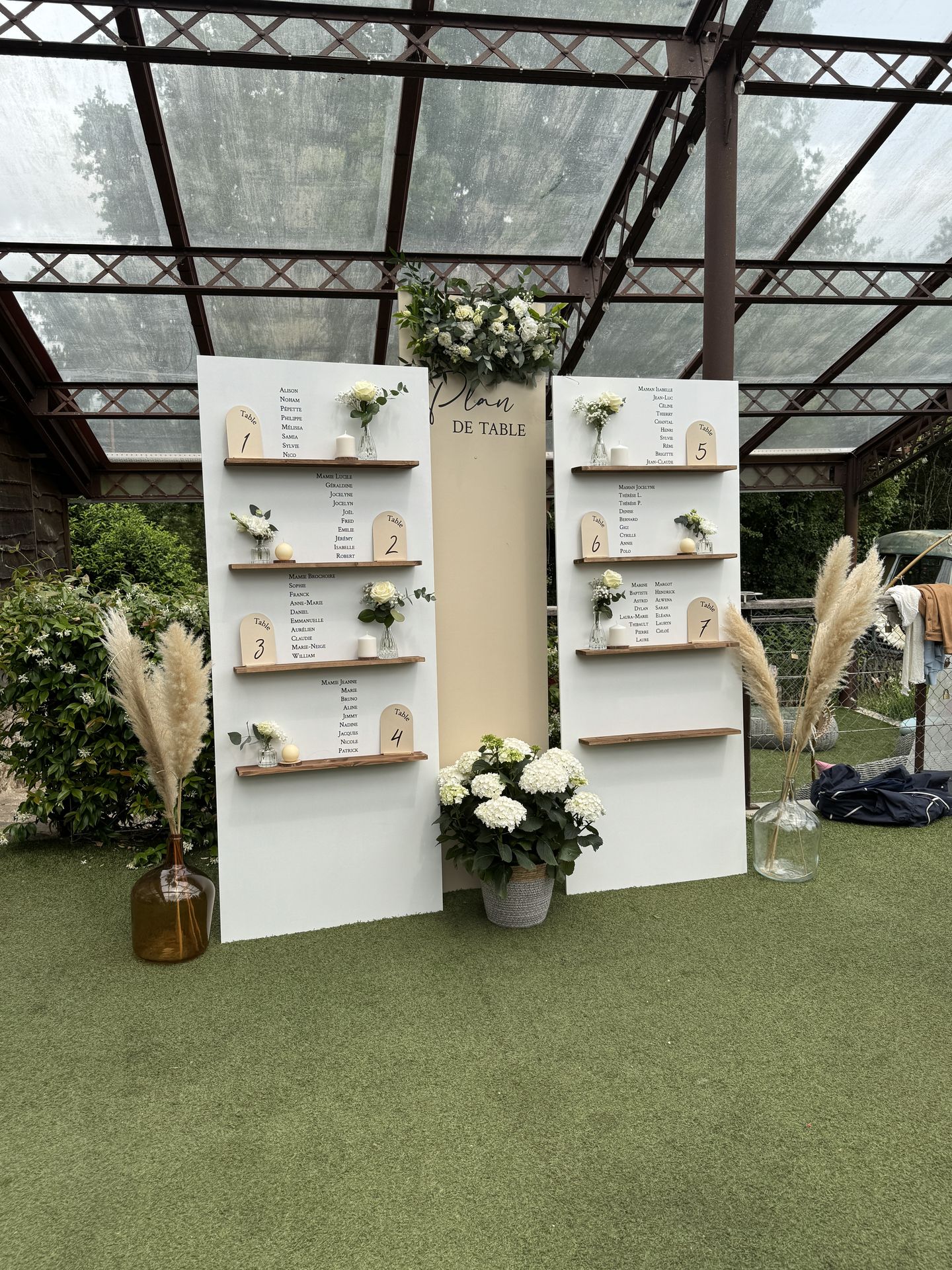 Mariage La Vallée de la Roche plan de table rectangle sable et blanc personnalisé vase pampas fleurs