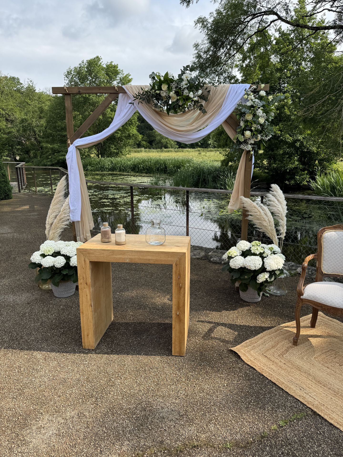 Mariage La Vallée de la Roche cérémonie laique arche en bois tissu beige blanc feuillage composition florale pampas