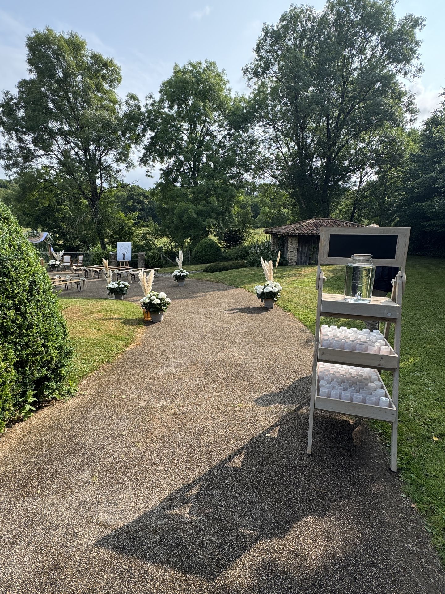 Mariage La Vallée de la Roche cérémonie laique stand verre personnalisé composition florale vase pampas