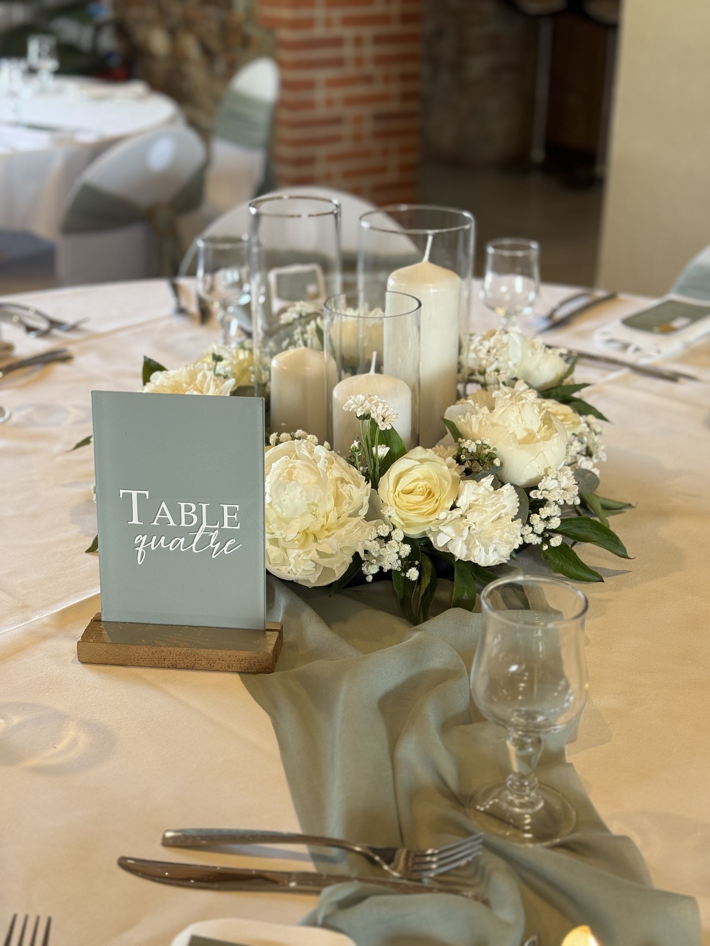 Mariage Domaine de Marin chemin de table vert sauge composition florale vase bougies blanches numéro de table vert sauge personnalisé