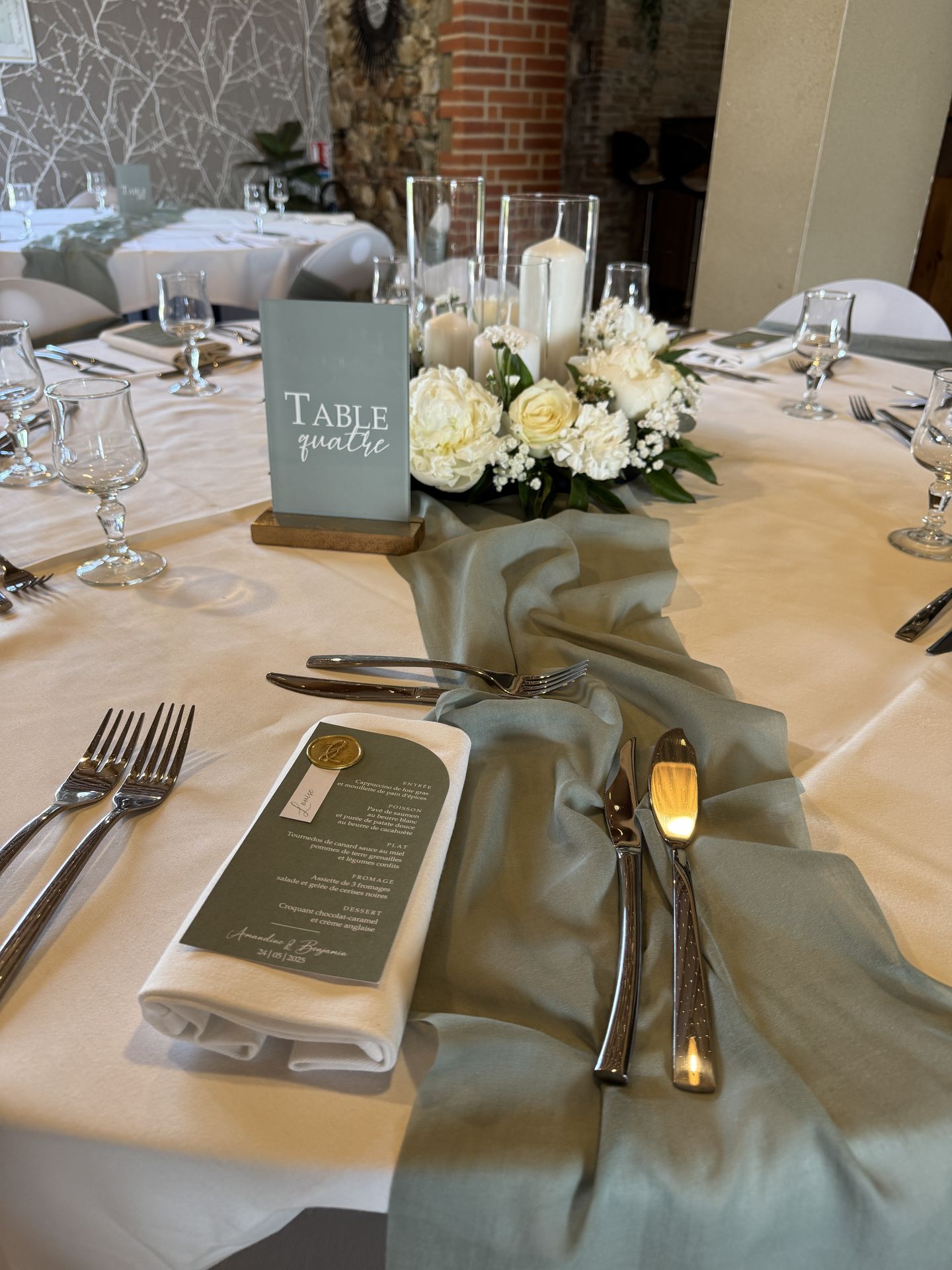 Mariage Domaine de Marin chemin de table vert sauge composition florale vase bougies blanches numéro de table vert sauge personnalisé serviette blanche et menu vert sauge seau dorée