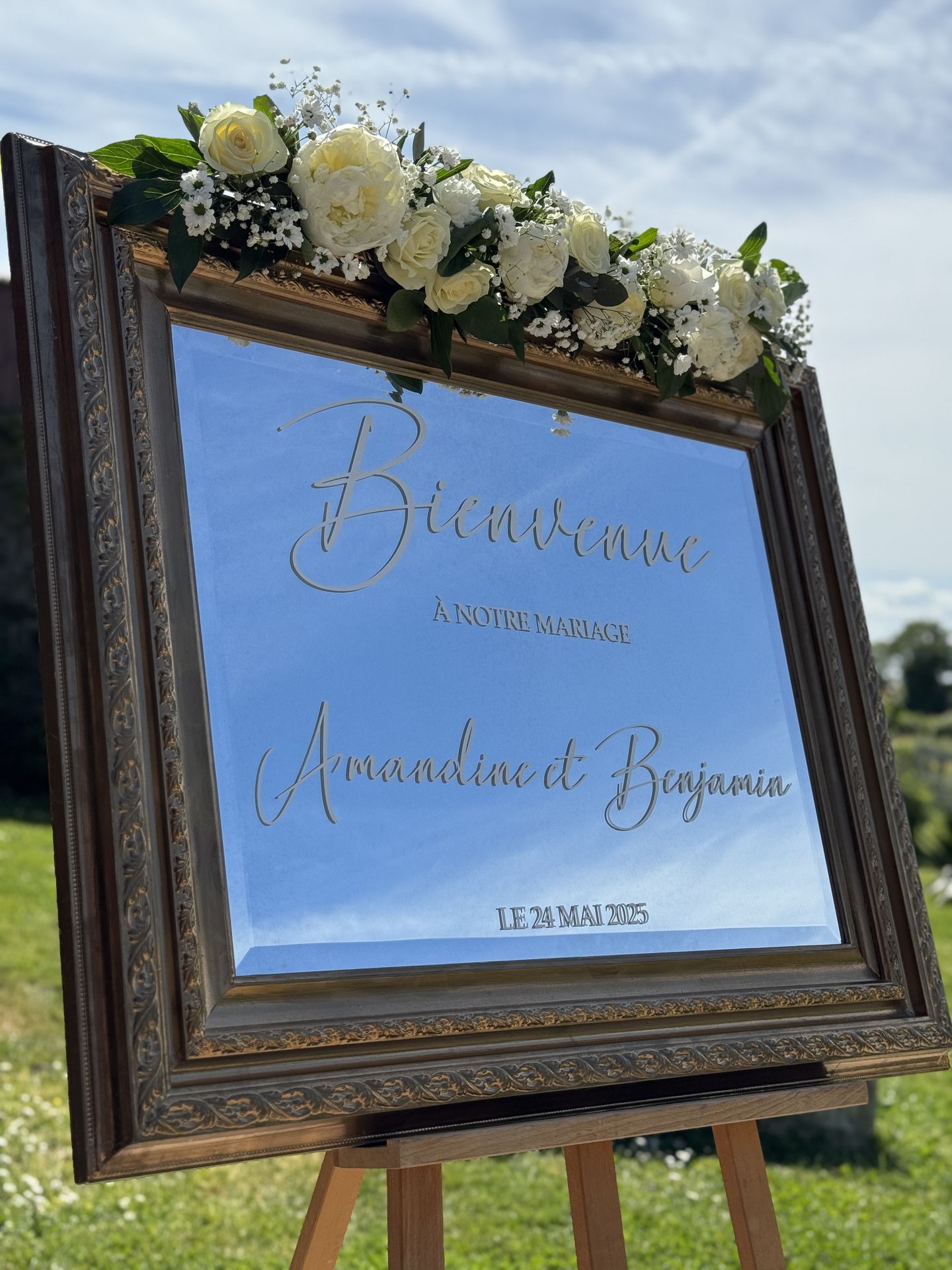 Mariage Domaine de Marin panneau de bienvenue miroir dorée personnalisé composition florales