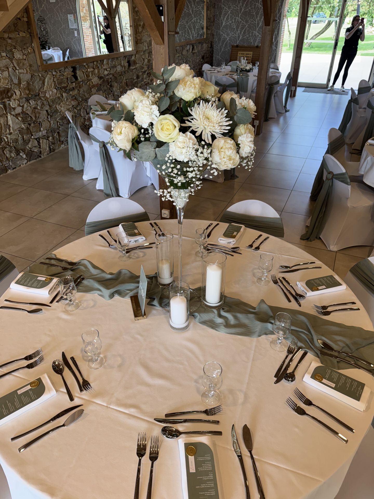 Mariage Domaine de Marin plafond ciel étoilé table blanche noeud de chaise vert sauge dorée composition florale