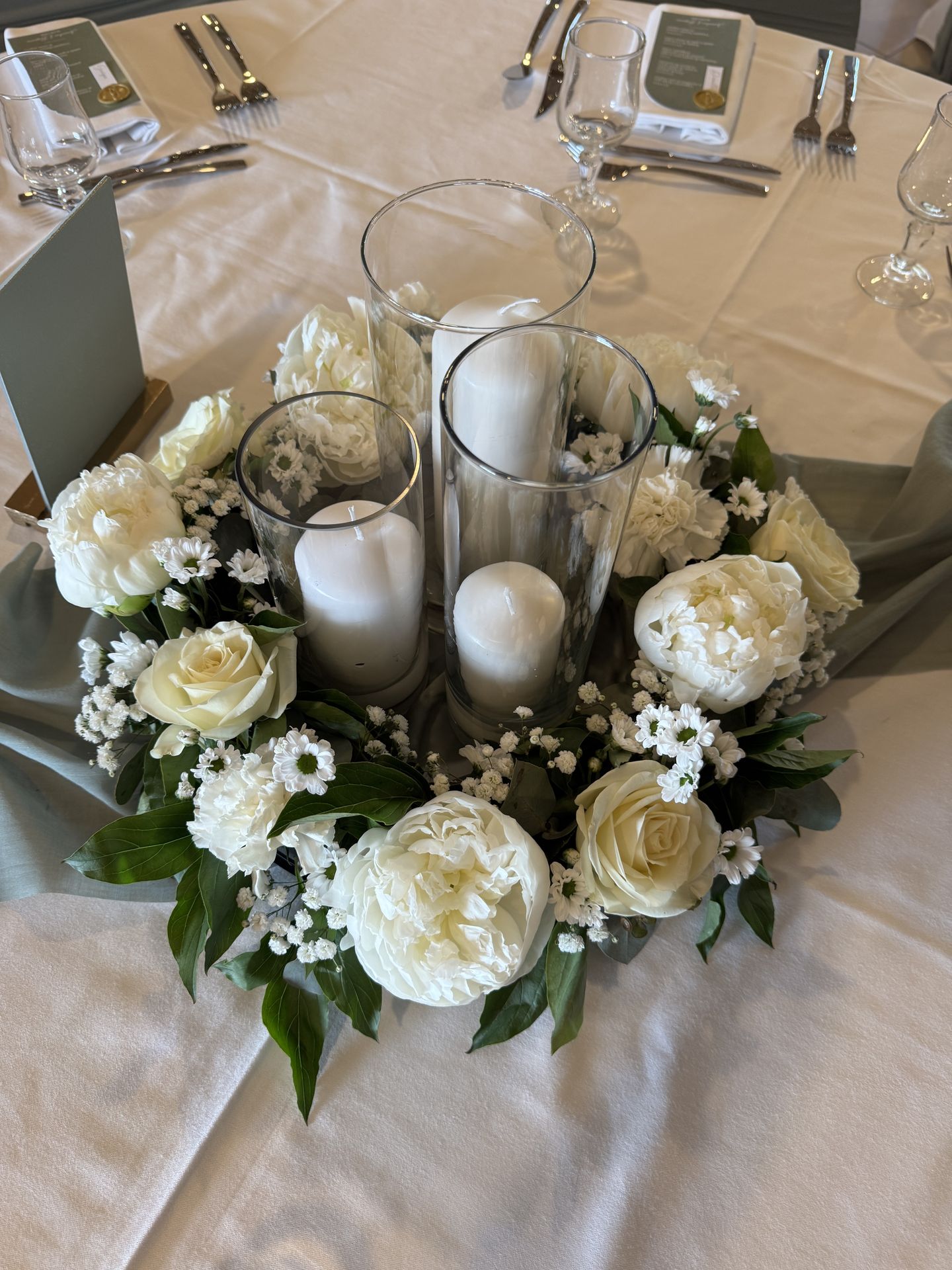 Mariage Domaine de Marin chemin de table vert sauge composition florale vase bougies blanches numéro de table vert sauge personnalisé