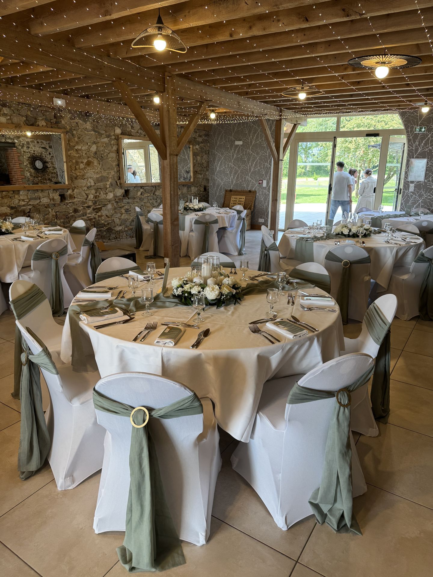 Mariage Domaine de Marin plafond ciel étoilé table blanche noeud de chaise vert sauge dorée composition florale