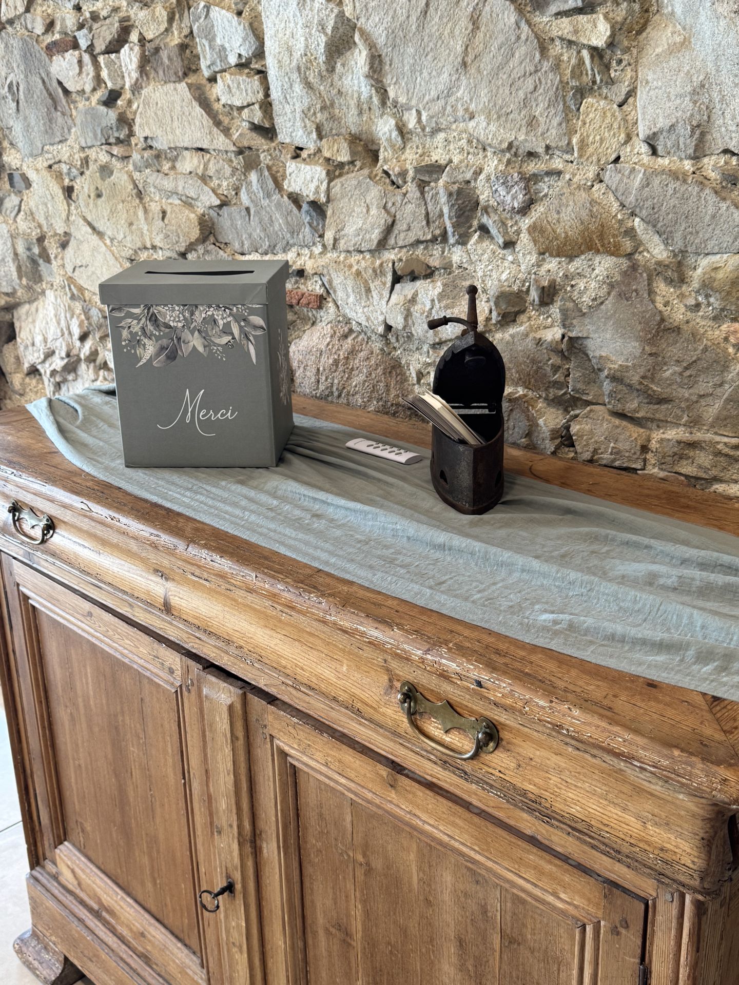 Mariage Domaine de Marin espace décor cagnotte boite grise