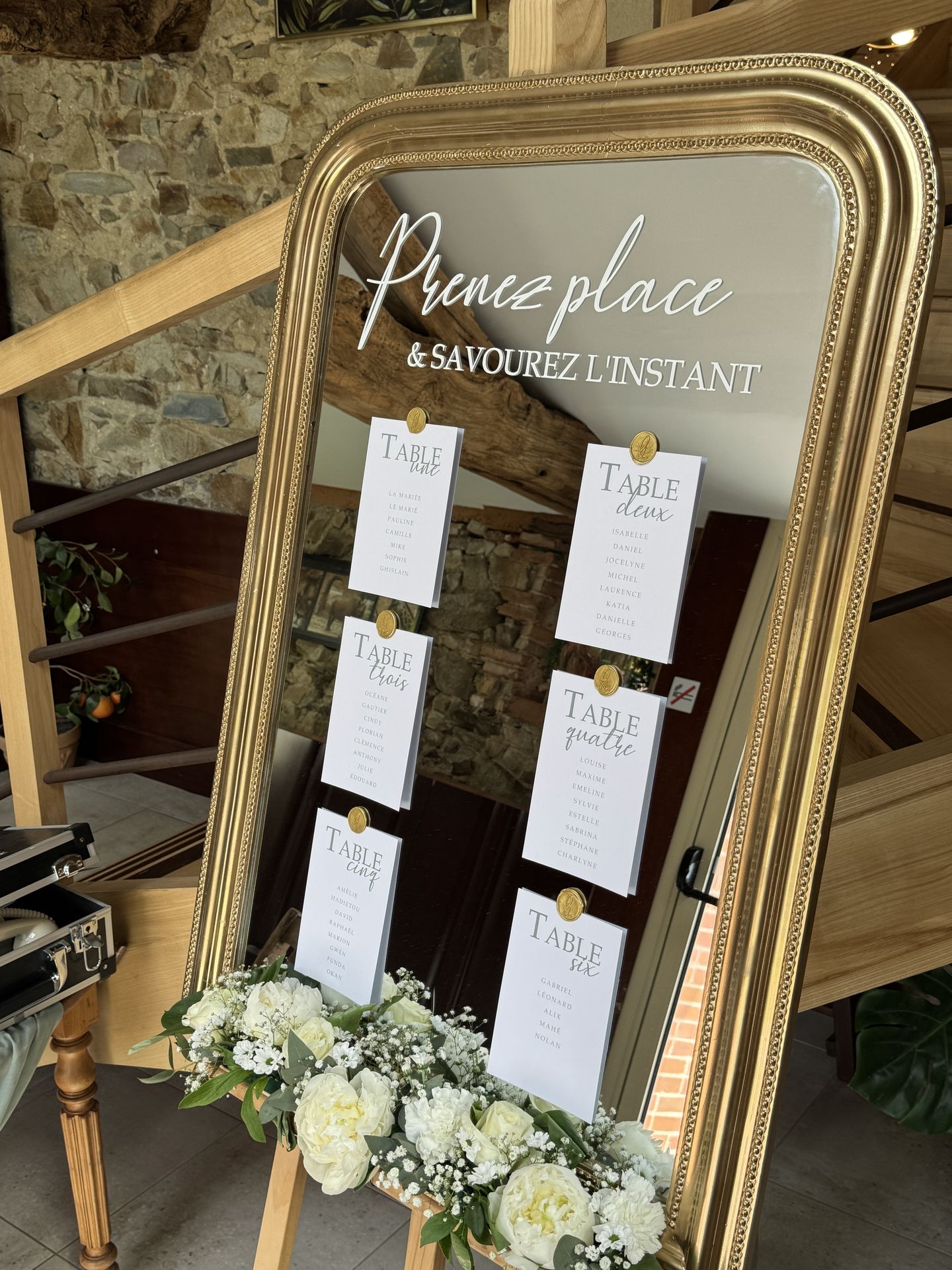 Mariage Domaine de Marin plan de table miroir dorée arrondi seau dorée impression