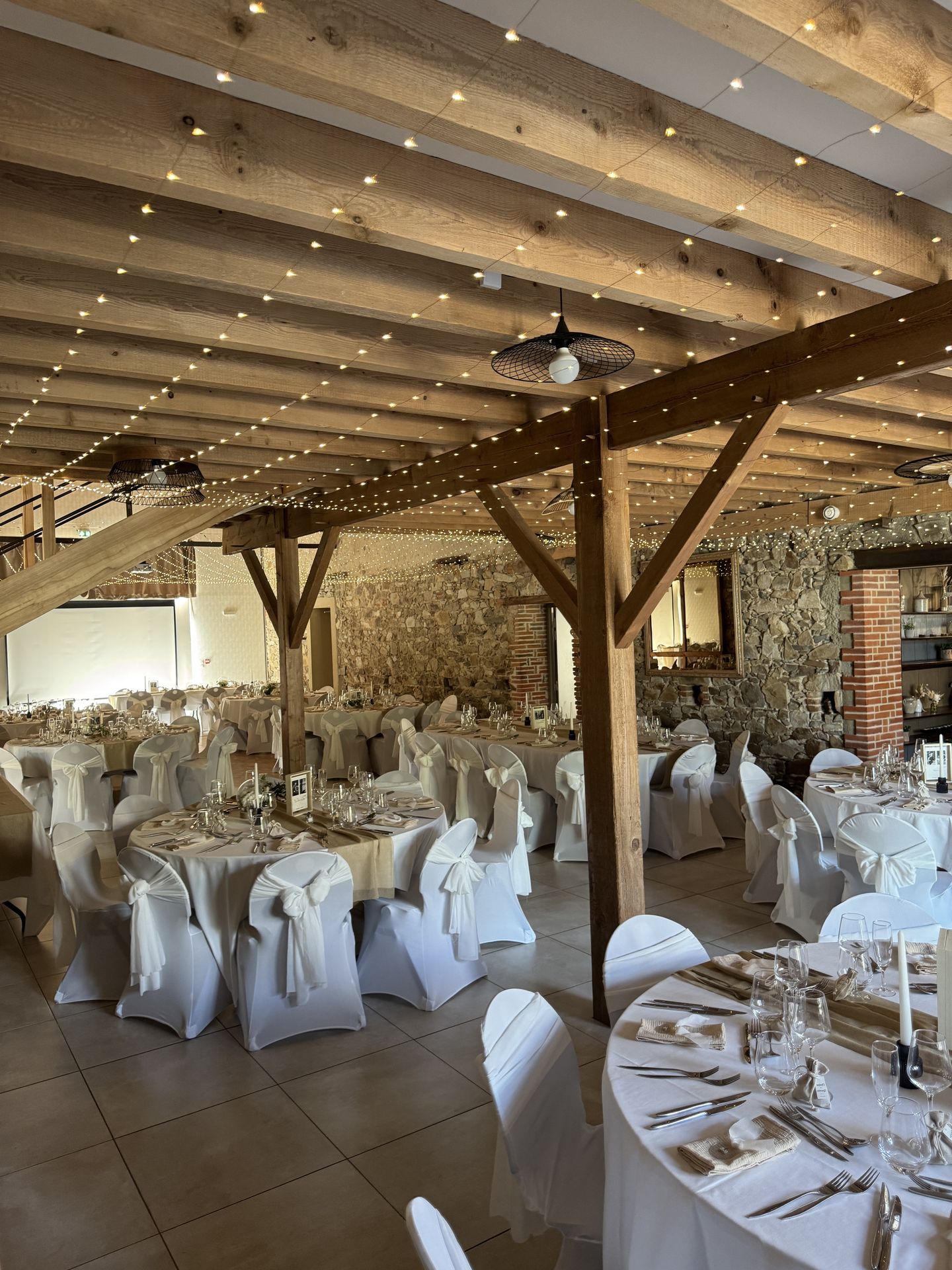 Mariage Domaine de Marin plafond ciel étoilé table blanche chemin de table sable noeud de chaise sable