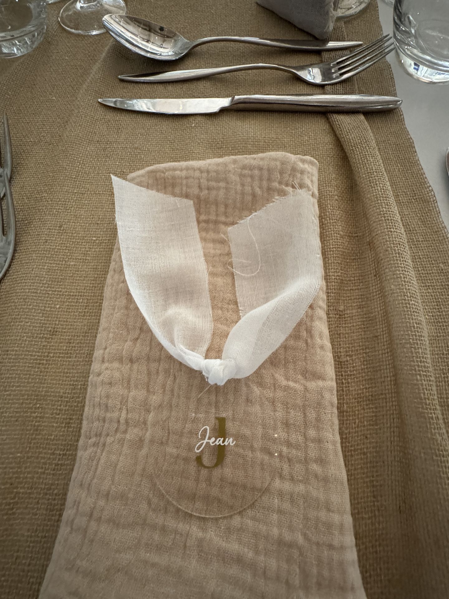 Mariage Domaine de Marin chemin de table sable serviette beige marque place plexis et mousseline blanche personnalisé