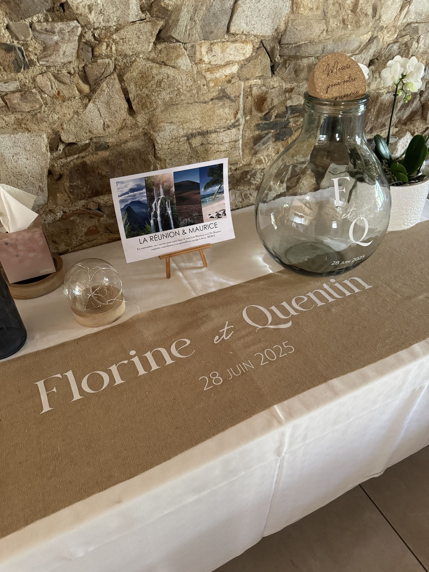 Mariage Domaine de Marin espace blanche chemin de table sable personnalisé dame-jeanne personnalisé