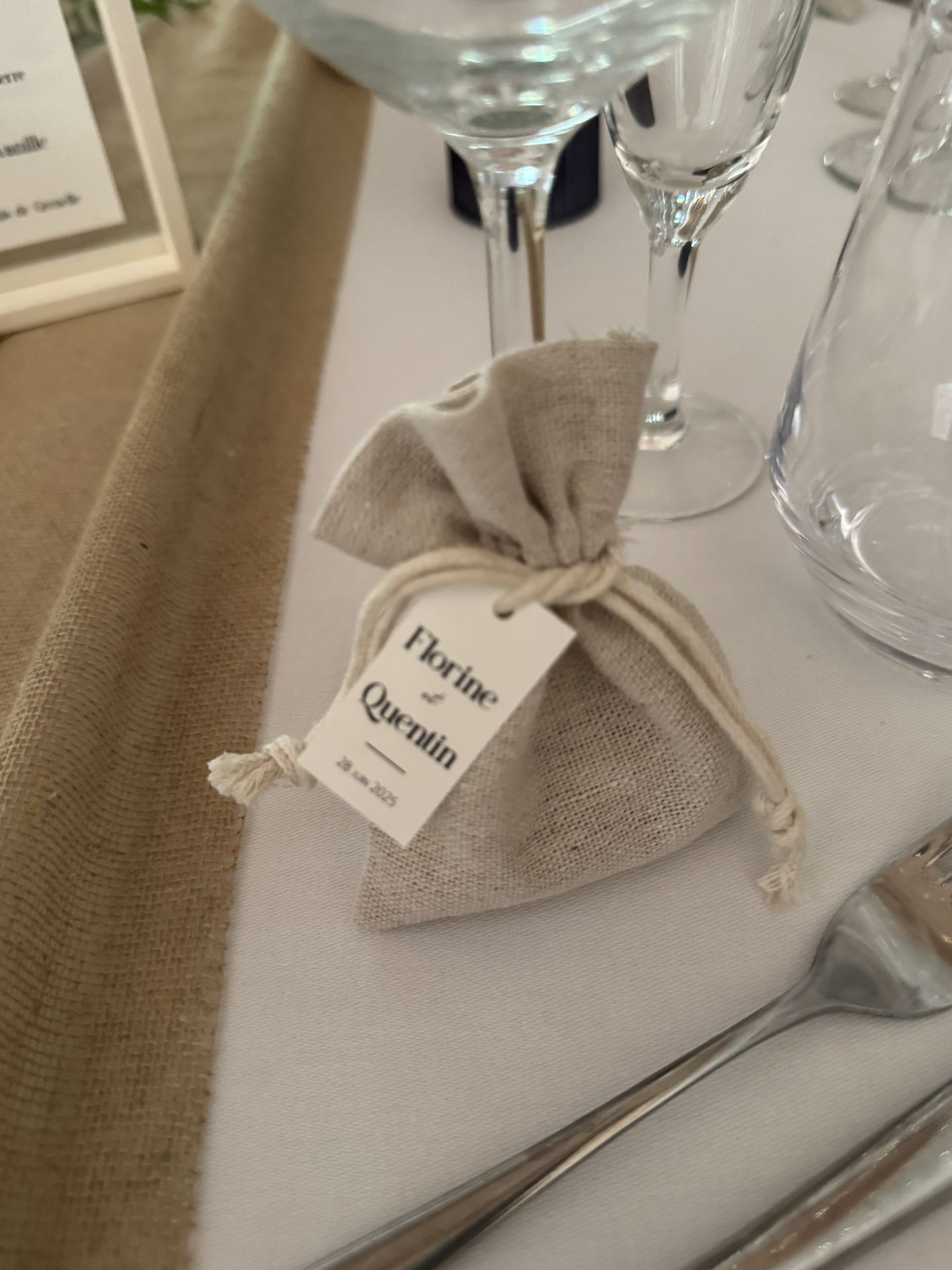 Mariage Domaine de Marin cadeaux invités sachet en lin dragée