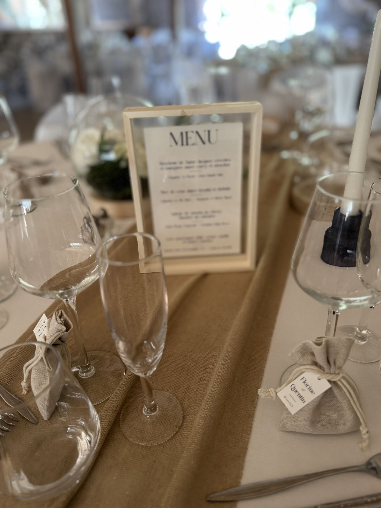 Mariage Domaine de Marin chemin de table sable cadre en bois naturel cadeaux invités sachet en lin dragée