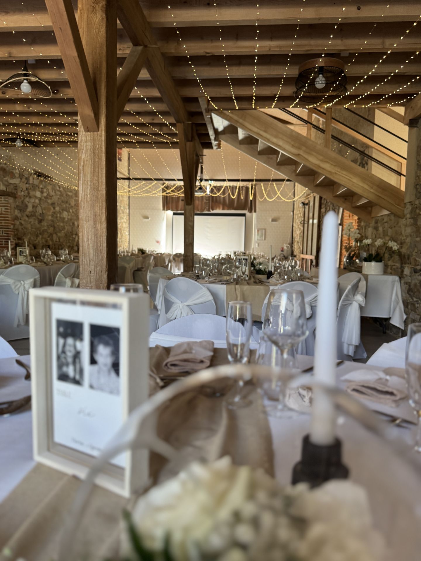 Mariage Domaine de Marin chemin de table sable bougie blanche vase fleurs cadre photo en bois naturel photo plafond ciel étoilé