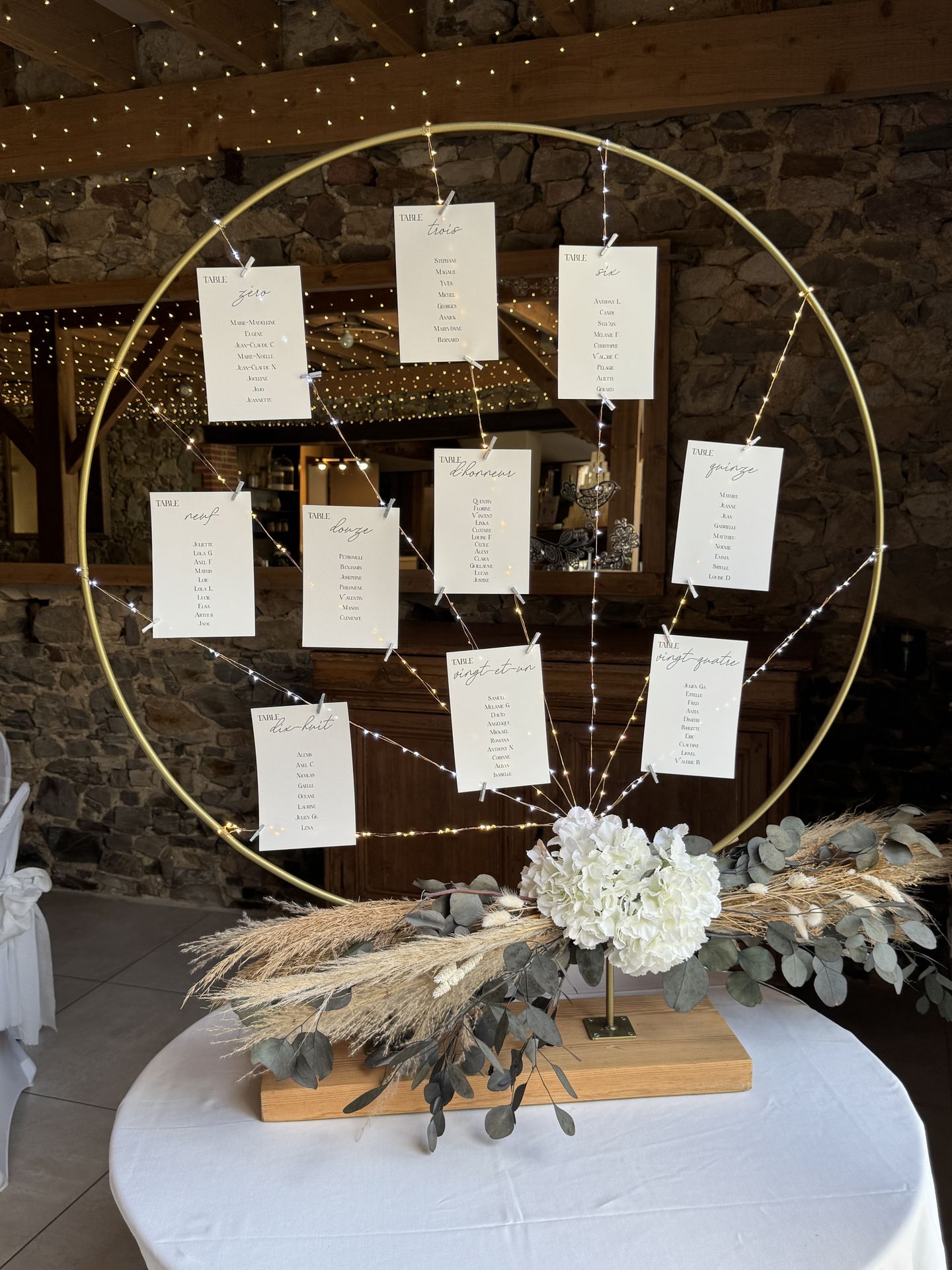 Mariage Domaine de Marin plan de table dorée rond guirlande leds composition florale