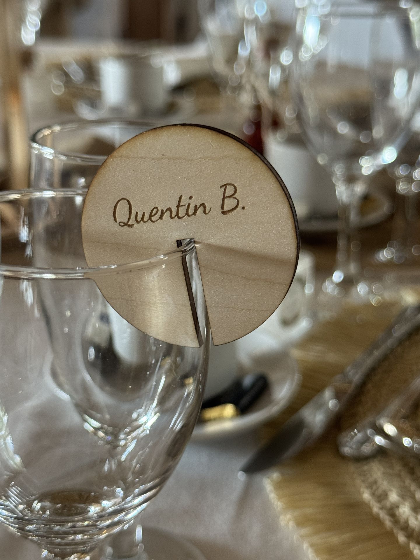 Mariage Domaine de Marin marque place en bois personnalisé