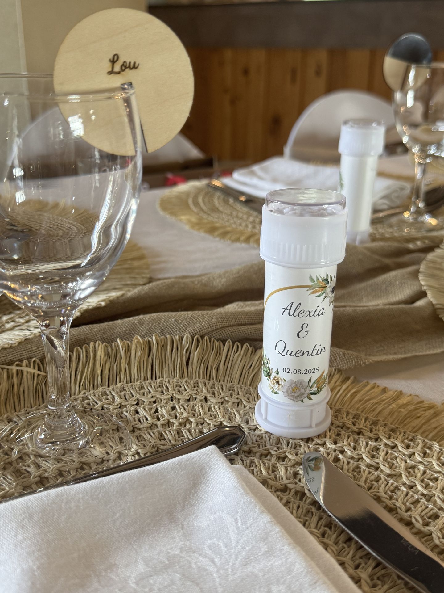 Mariage Domaine de Marin marque place en bois personnalisé et tube à bulle personnalisé