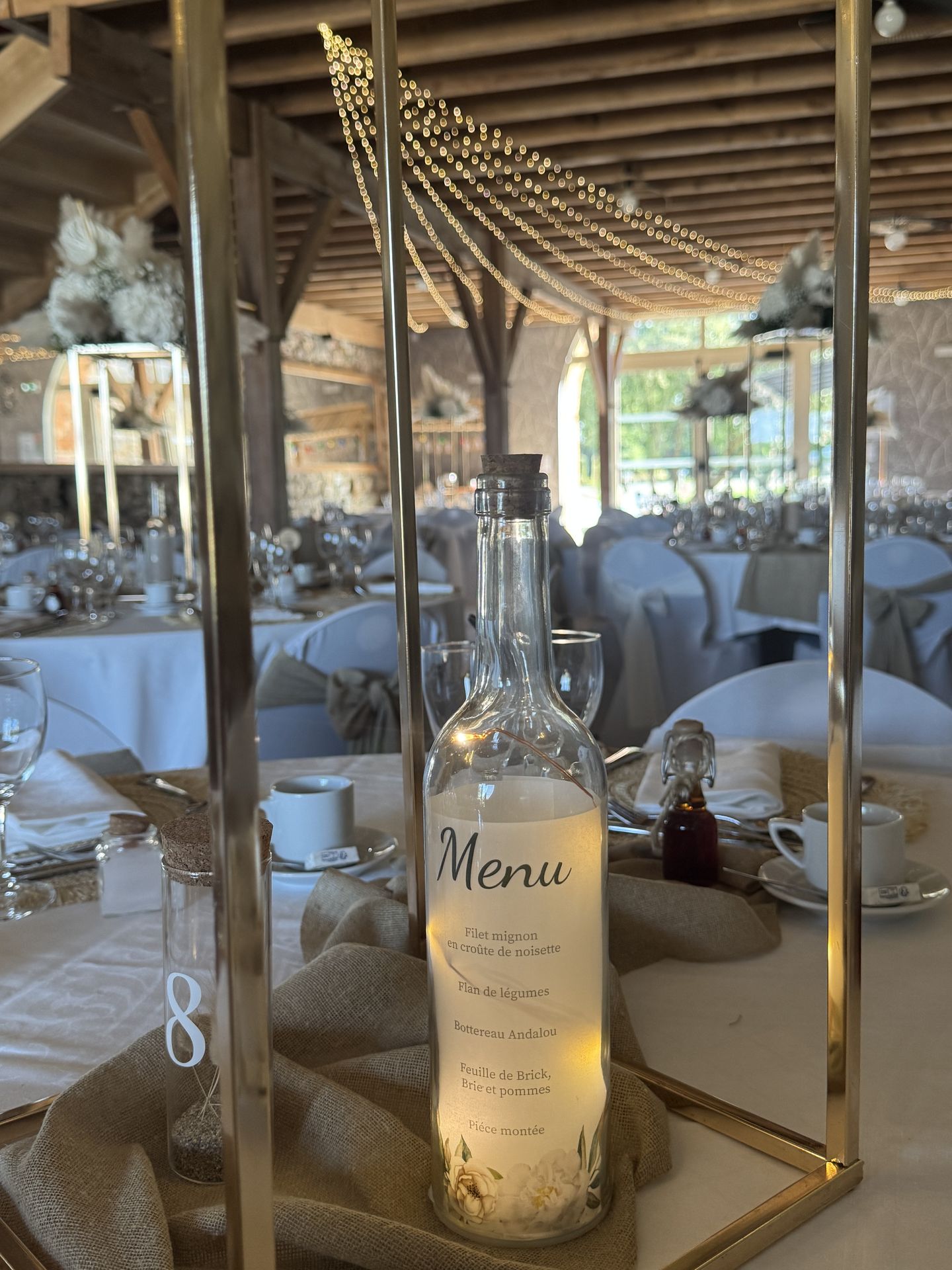 Mariage Domaine de Marin centre de table menu sur bouteille en verre éprouvette numéro de table