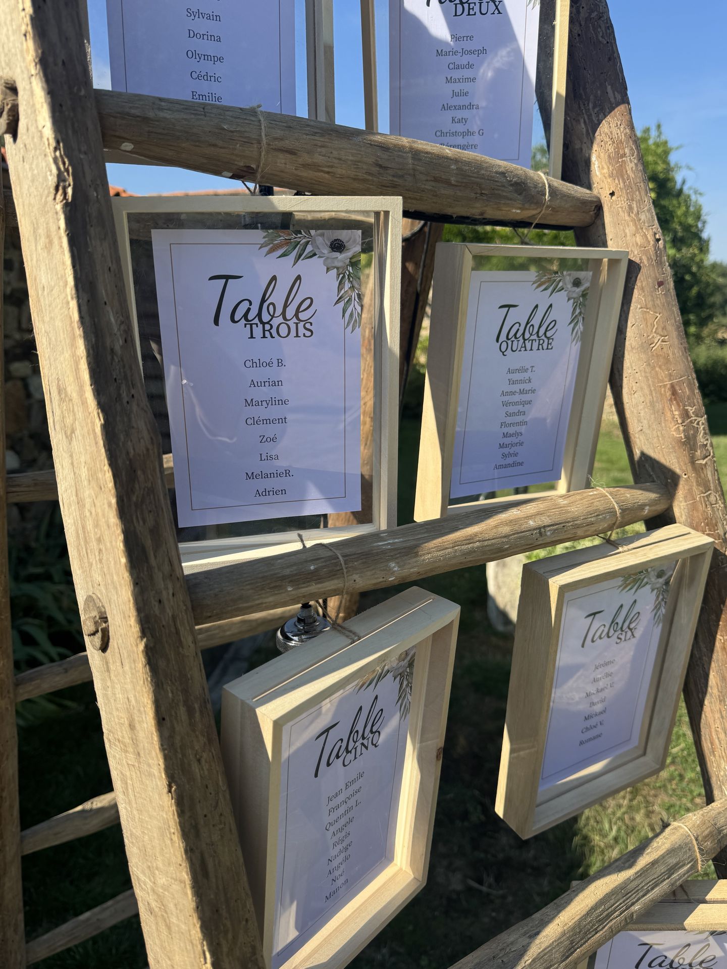 Mariage Domaine de Marin plan de table échelle en bois cadre en bois blanc