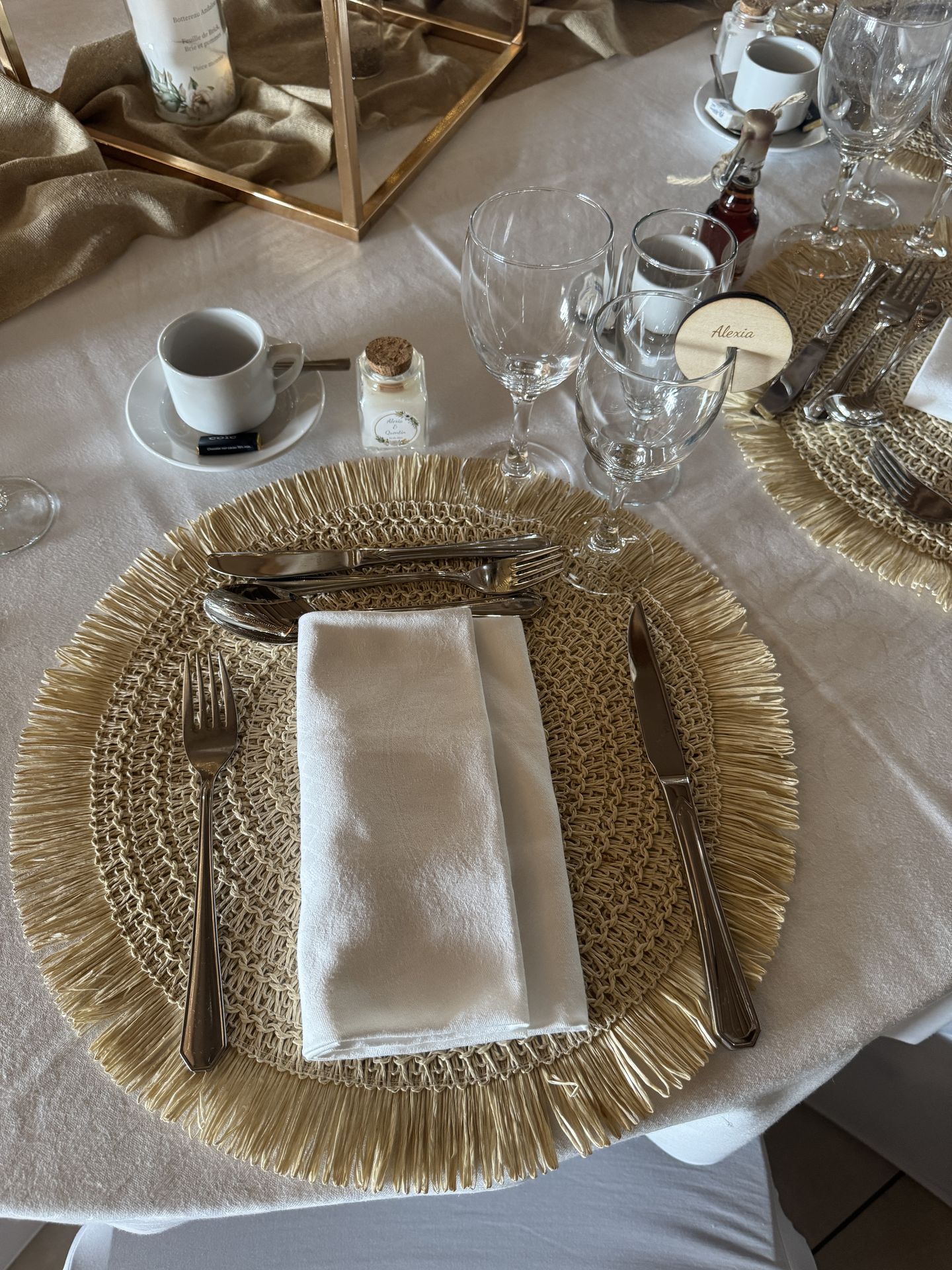 Mariage Domaine de Marin salle intérieure table blanche et sable dessous de table en maille sable cadeaux invités bougies personnalisé