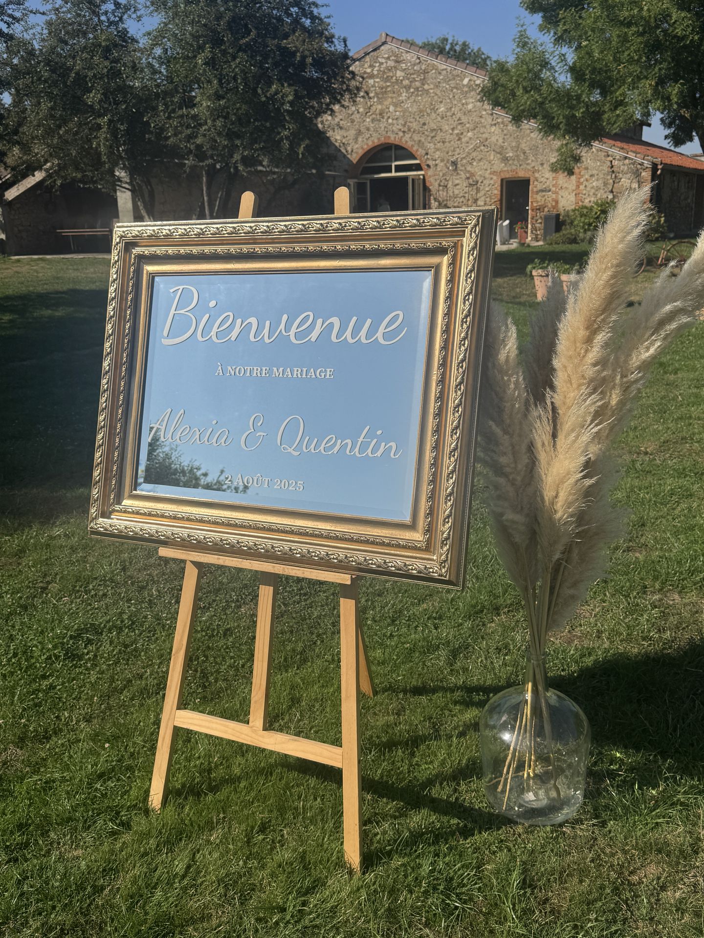 Mariage Domaine de Marin panneau bienvenue dorée miroir personnalisé vase pampas