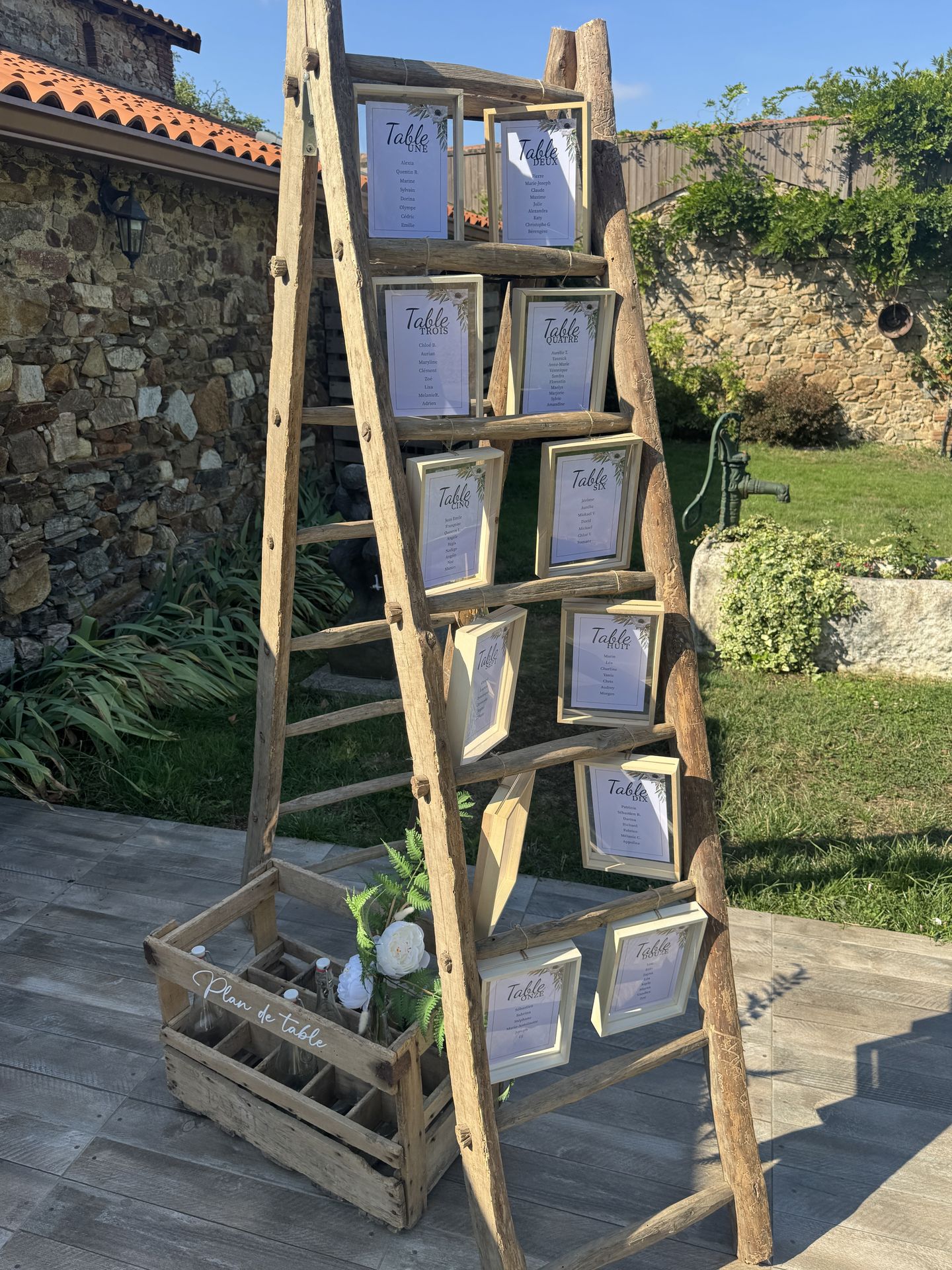 Mariage Domaine de Marin plan de table échelle en bois cadre en bois blanc