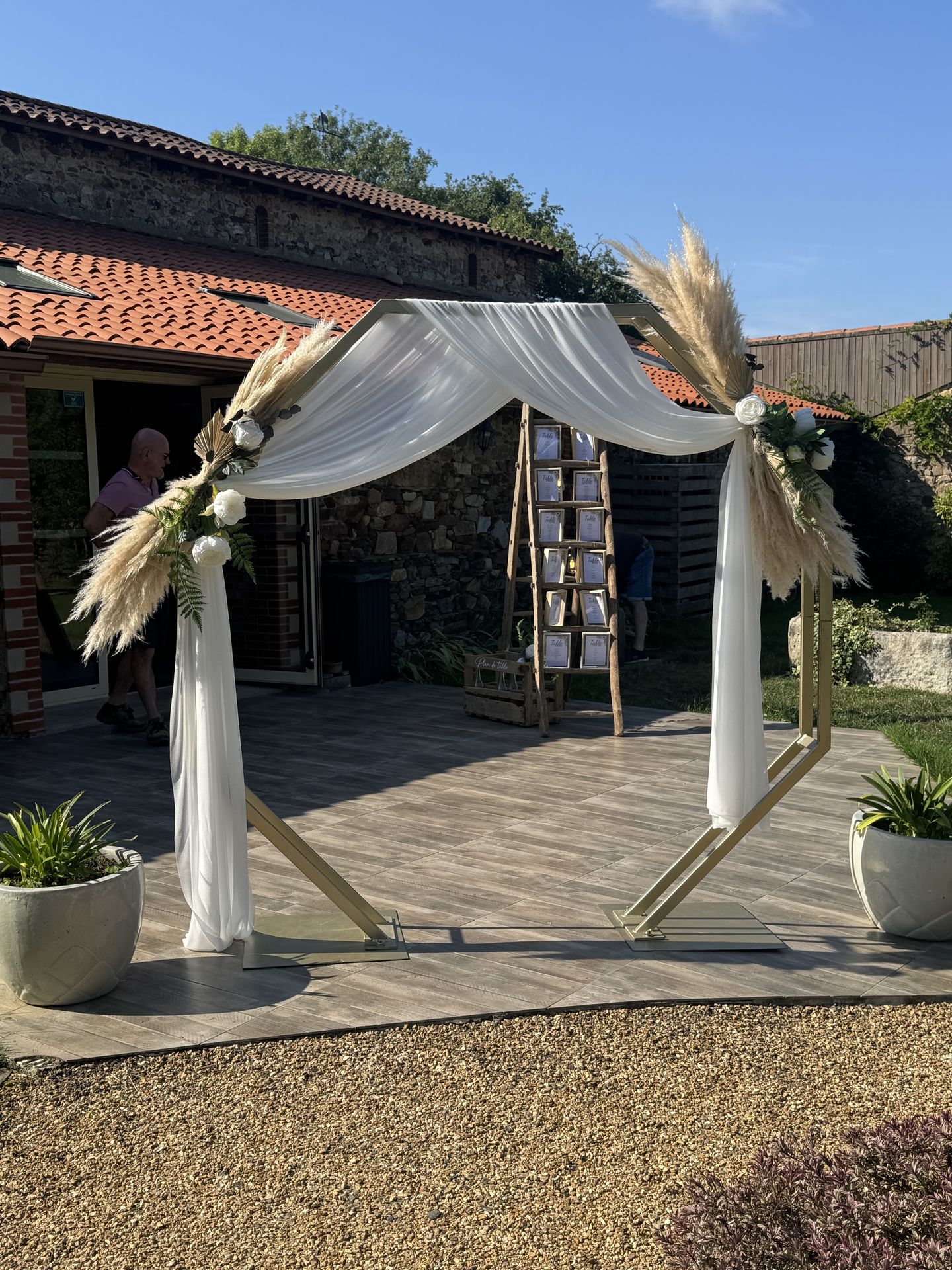 Mariage Domaine de Marin arche dorée tissu blanc pampas fleurs