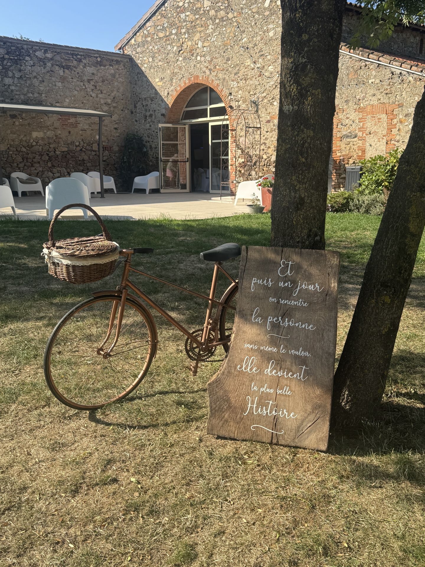 Mariage Domaine de Marin décor panneau en bois et vélo vintage