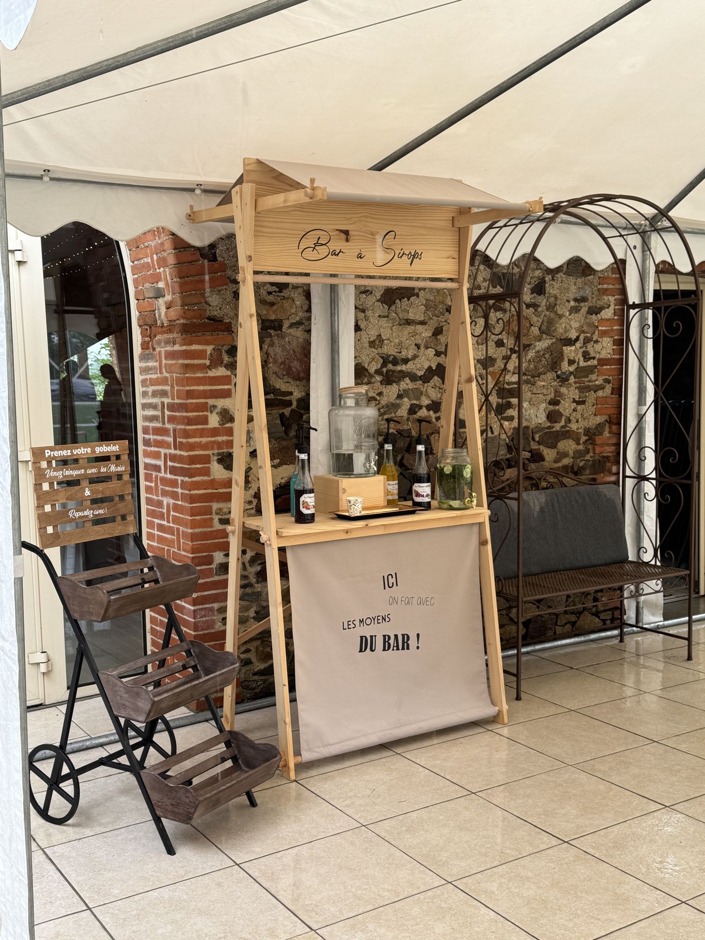 Mariage Domaine de Marin bar à sirop en bois