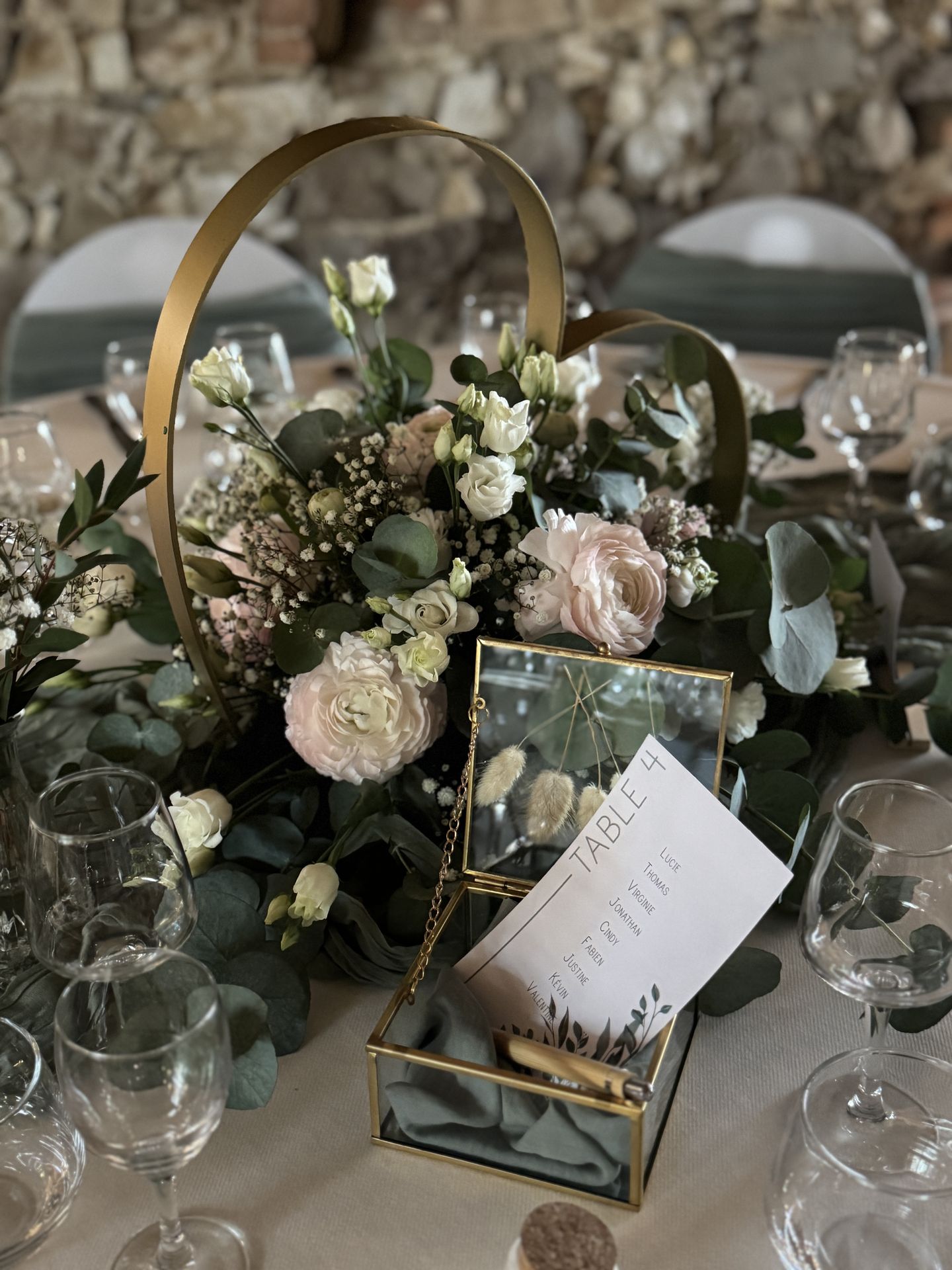 Mariage Domaine de Marin coeur en métal dorée composition florale rose et feuillage boite dorée cube numéro de table