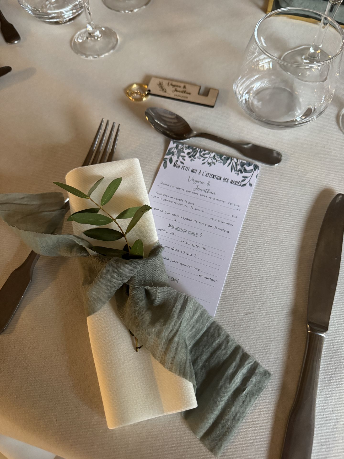 Mariage Domaine de Marin serviette blanche noeud vert sauge eucalyptus mot attention marié