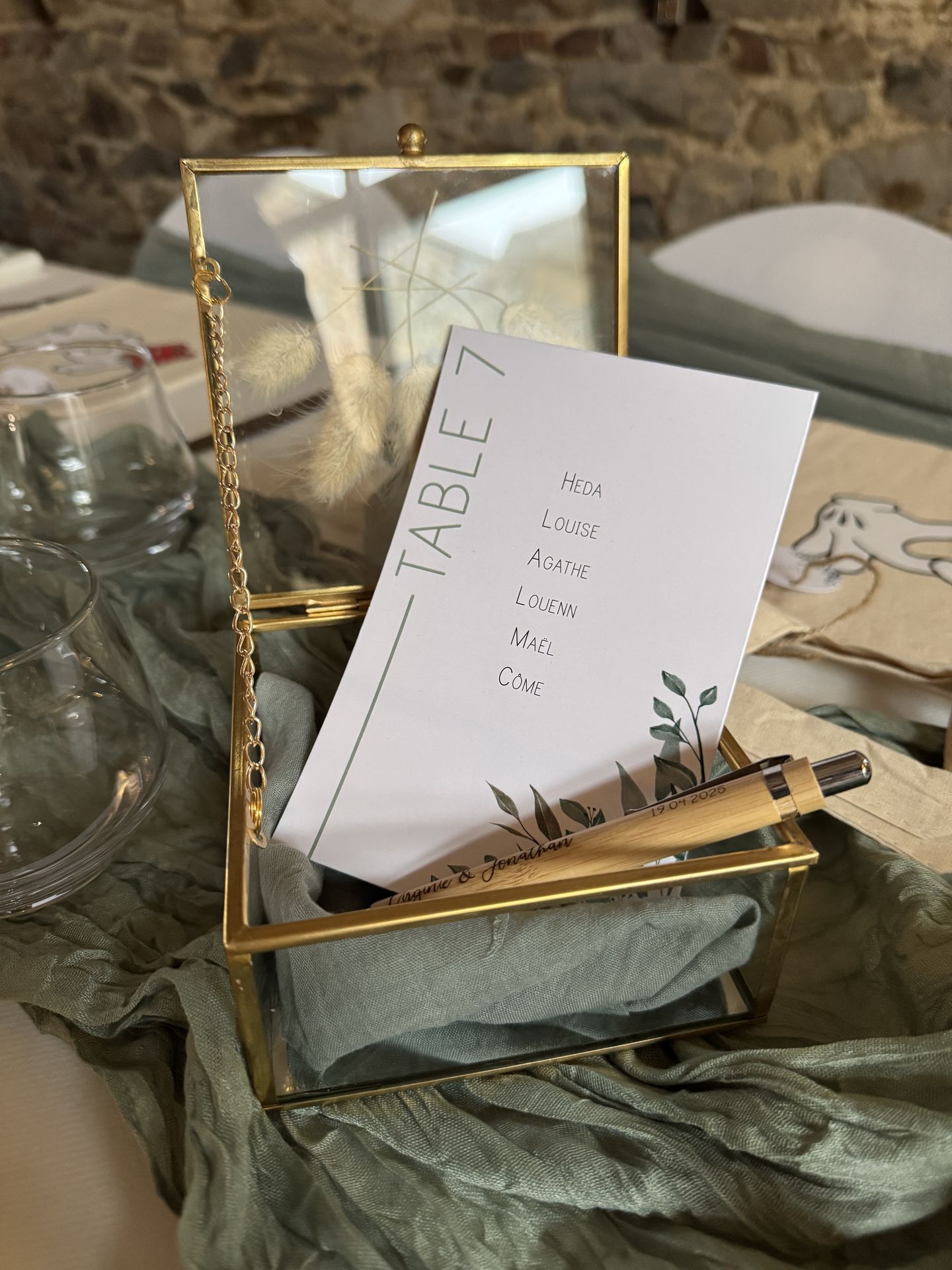 Mariage Domaine de Marin boite dorée cube et numéro de table impression crayon en bois personnalisé