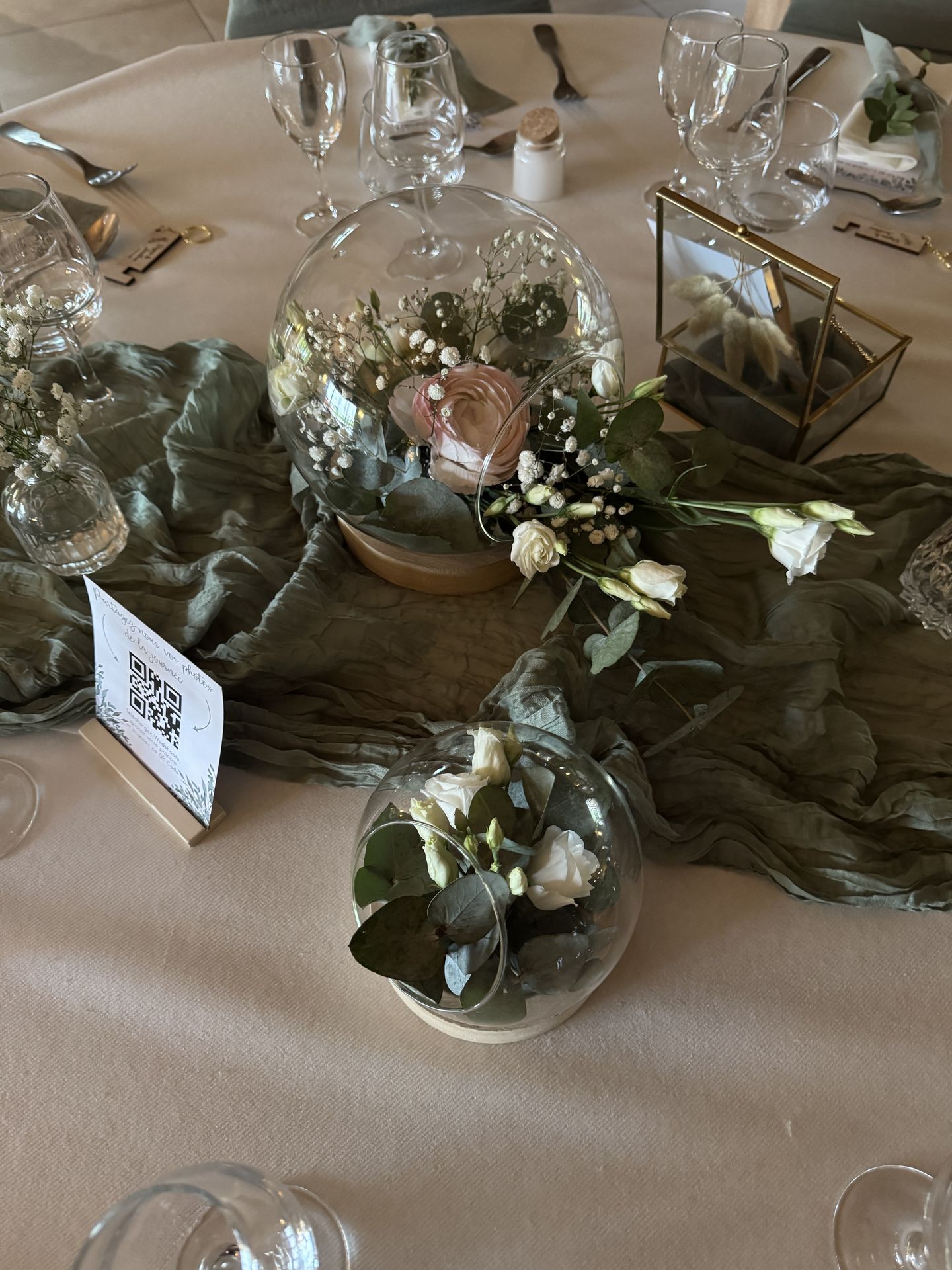 Mariage Domaine de Marin chemin de table vert sauge vase rond fleuris