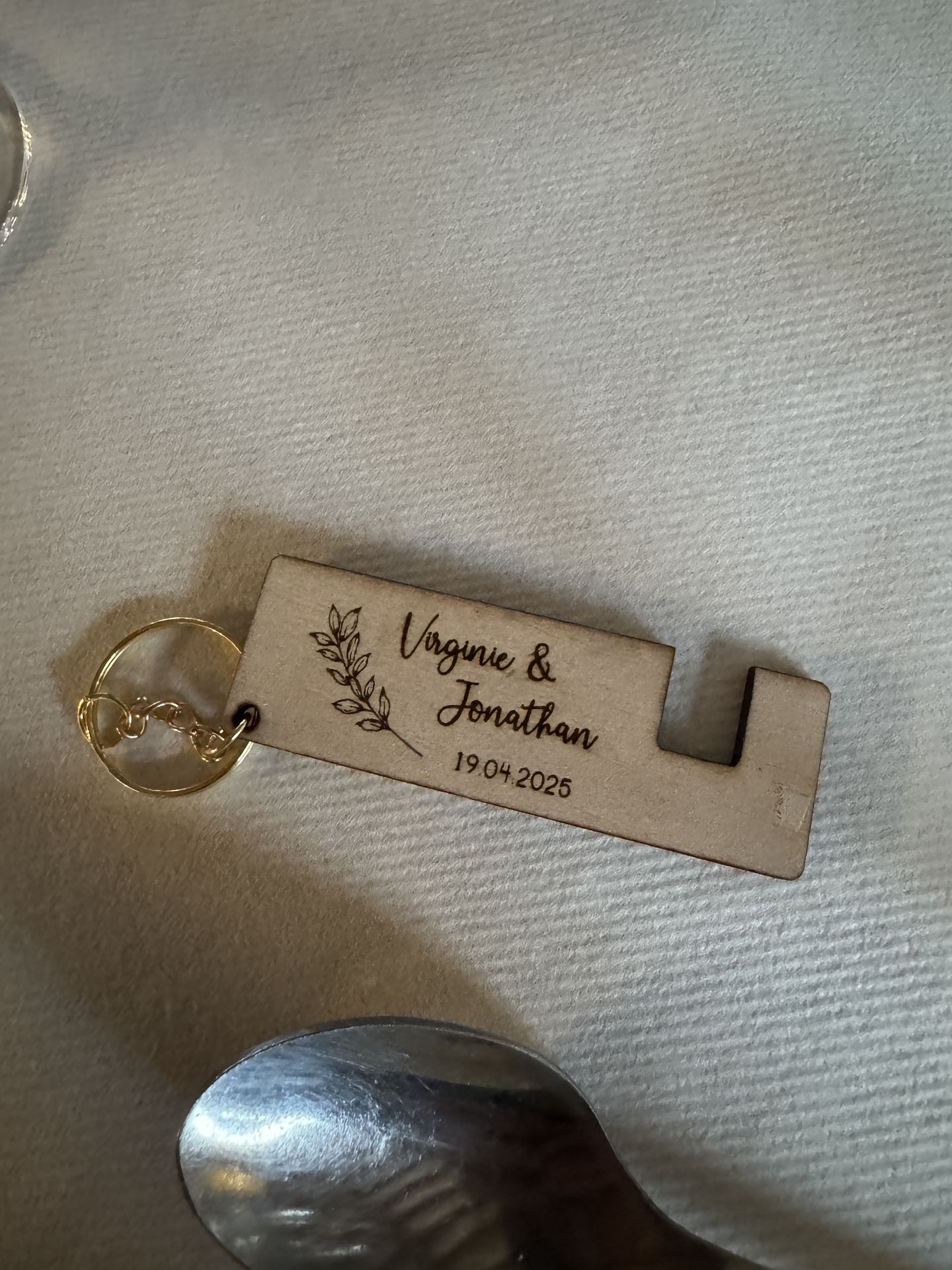 Mariage Domaine de Marin porte clé en bois personnalisé et gravée