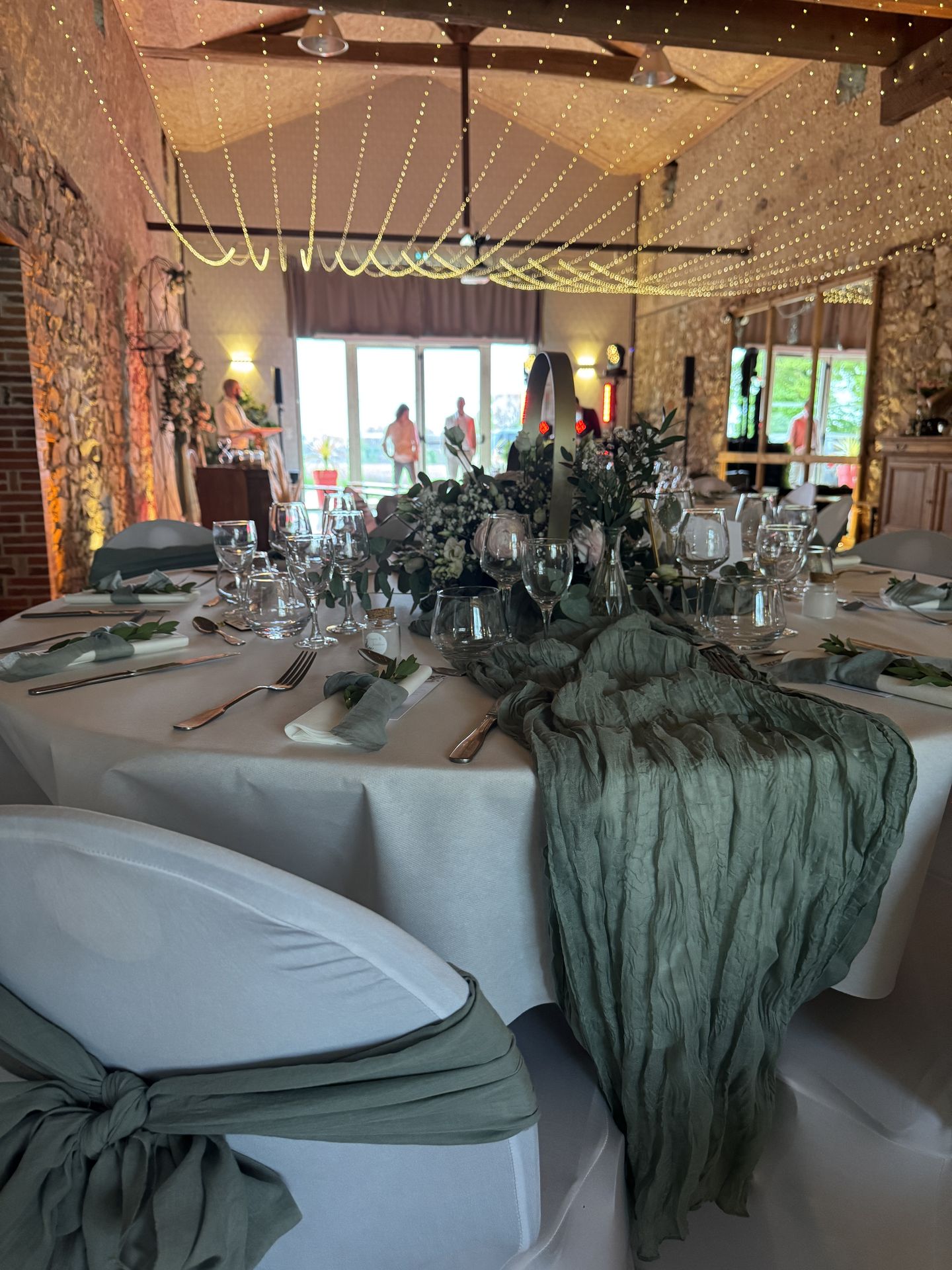 Mariage Domaine de Marin table blanche chemin de table vert sauge boite dorée cube menu de table vase composition florale