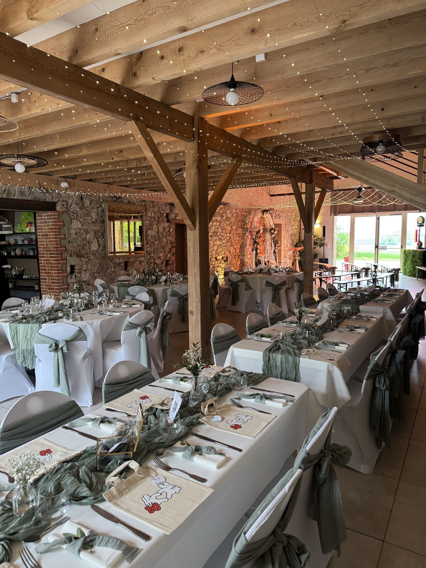 Mariage Domaine de Marin plafond étoilé table blanche chemin de table vert sauge vase fleurs