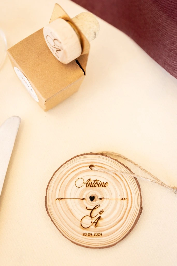 Mariage Domaine Delaunay rondin en bois personnalisé cadeaux invités dragée et bouchon de vin
