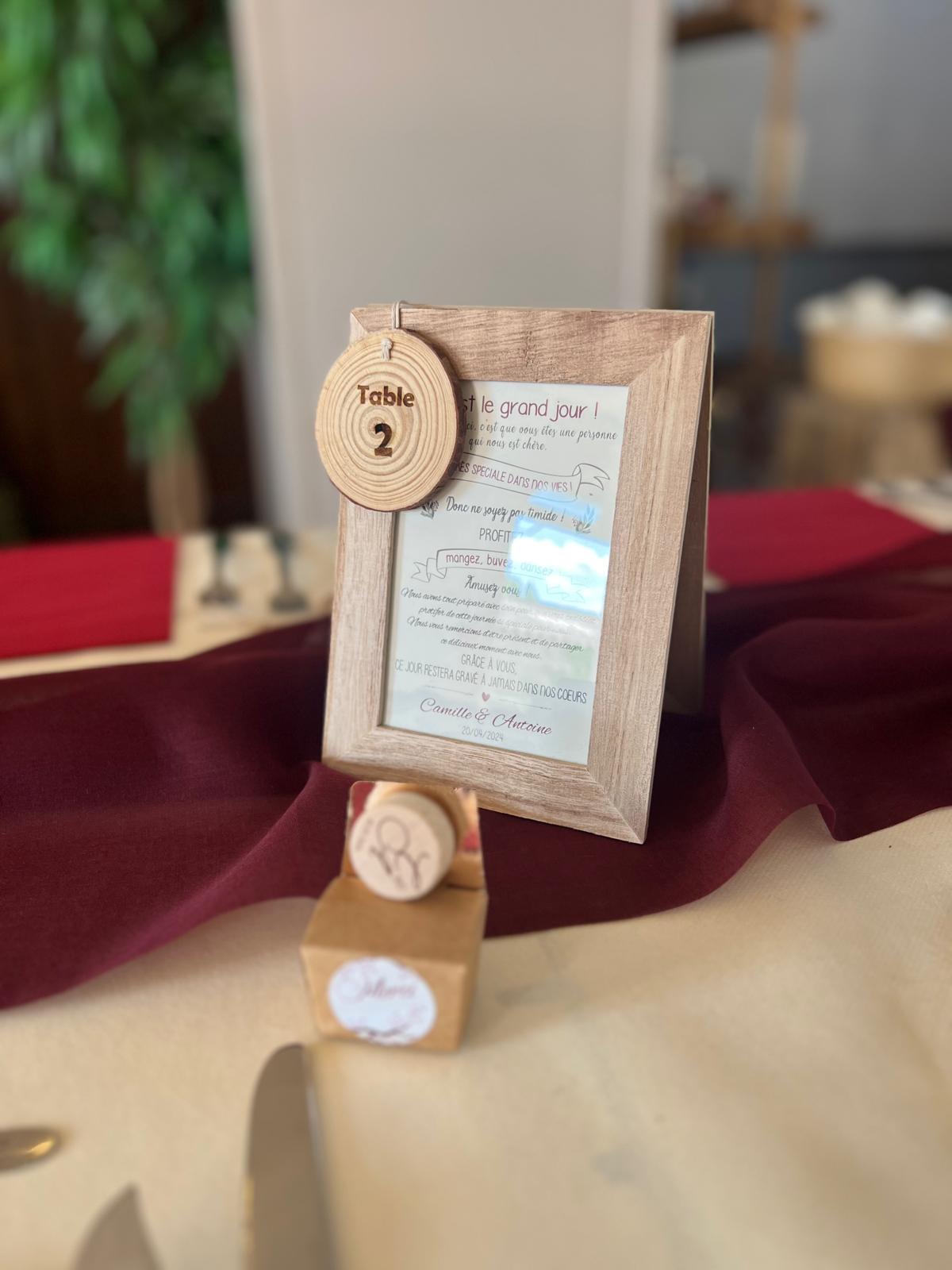 Mariage Domaine Delaunay menu de table cadre en bois et rondin en bois cadeaux invités dragée et bouchon de vin