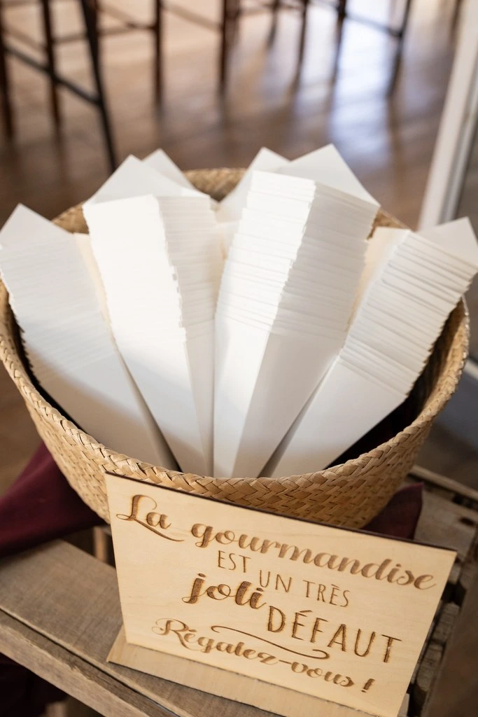 Mariage Domaine Delaunay bar à gourmandise en bois chariot