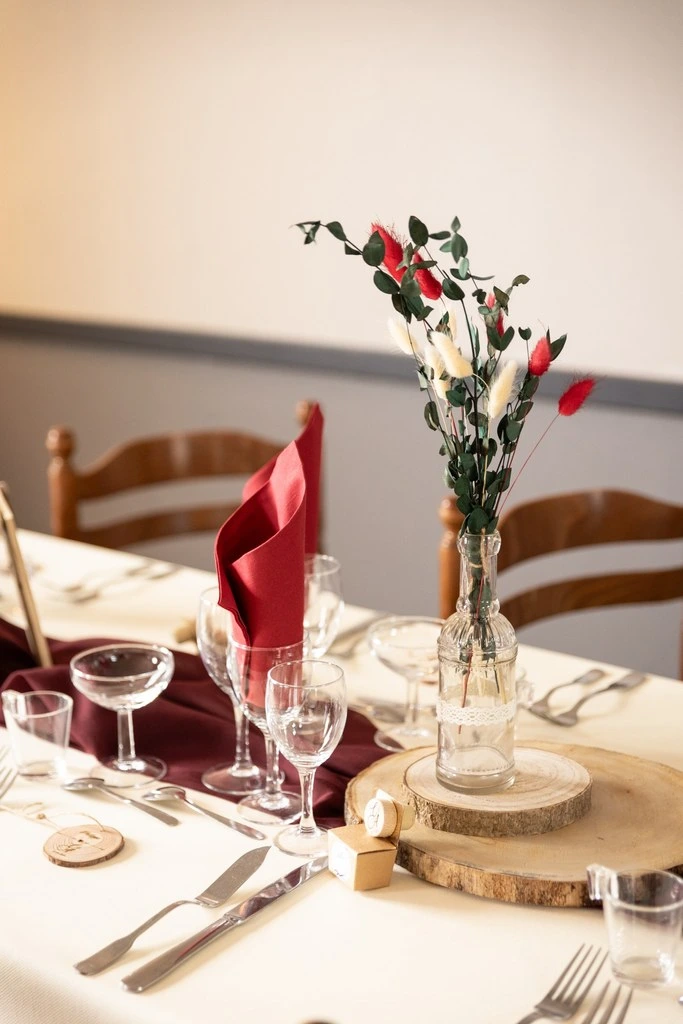 Mariage Domaine Delaunay centre de table rondin en bois vase transparent chaton rouge beige feuillage serviette terracotta