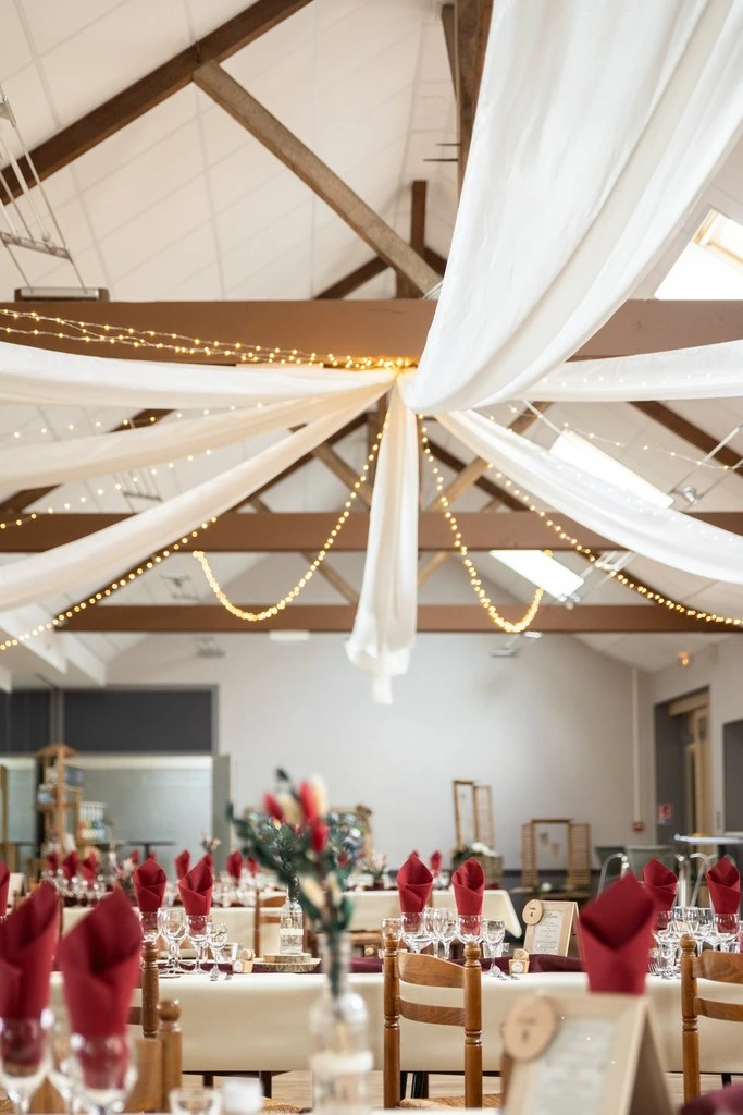 Mariage Domaine Delaunay plafond tentures blanches leds table blanche bordeaux terracotta bois