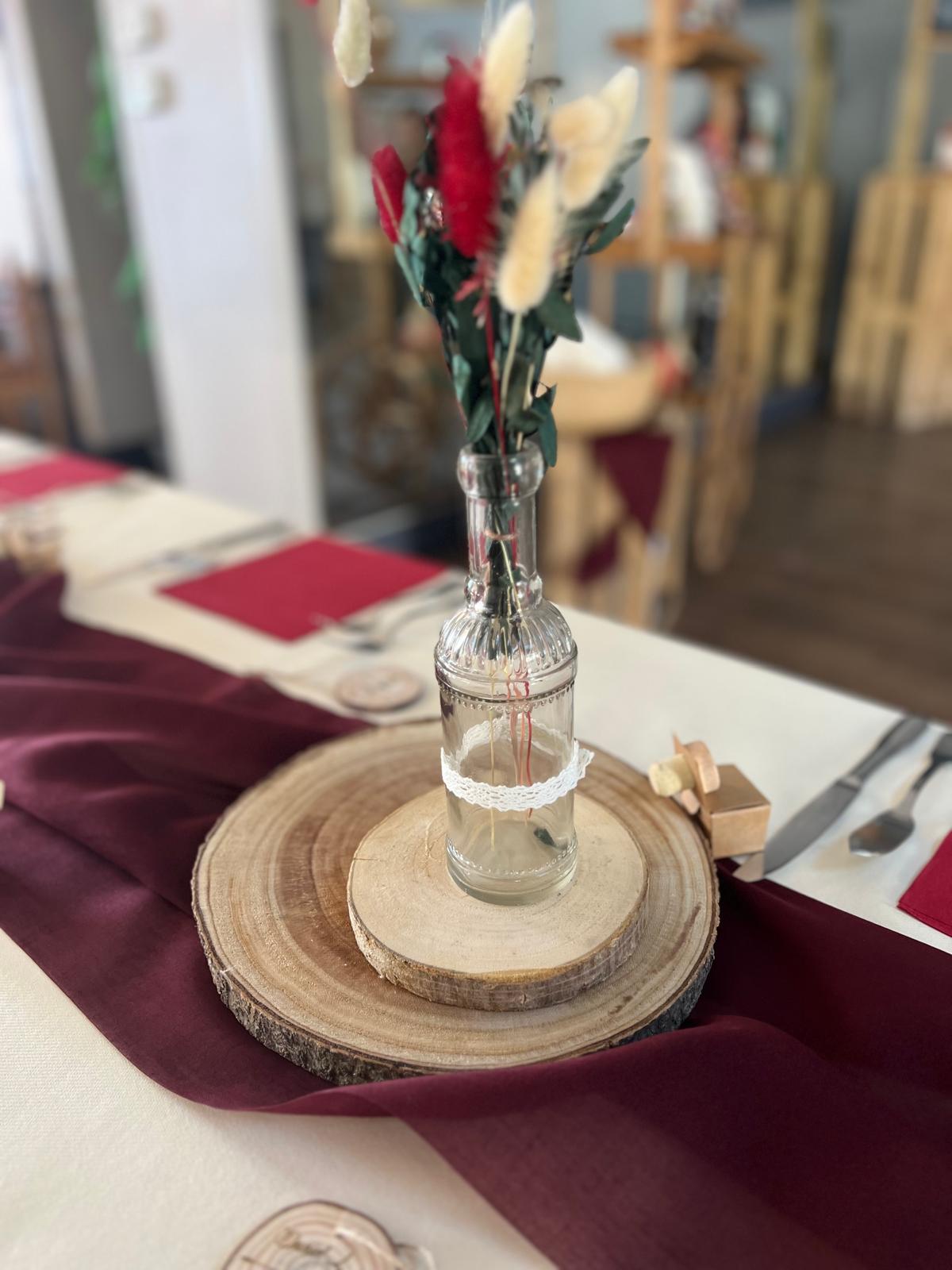 Mariage Domaine Delaunay centre de table rondin en bois vase transparent chaton rouge beige feuillage