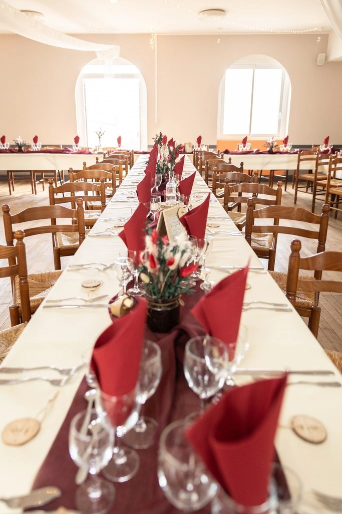 Mariage Domaine Delaunay table blanche bordeaux terracotta bois