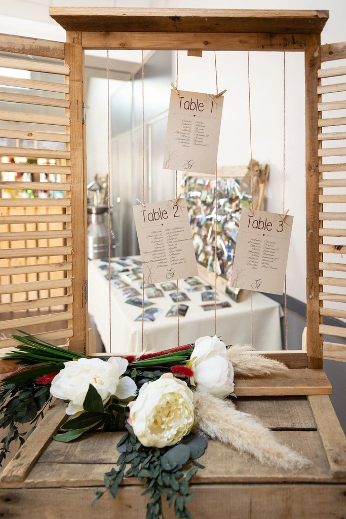 Mariage Domaine Delaunay plan de table caisse à pommes fleurs blanche