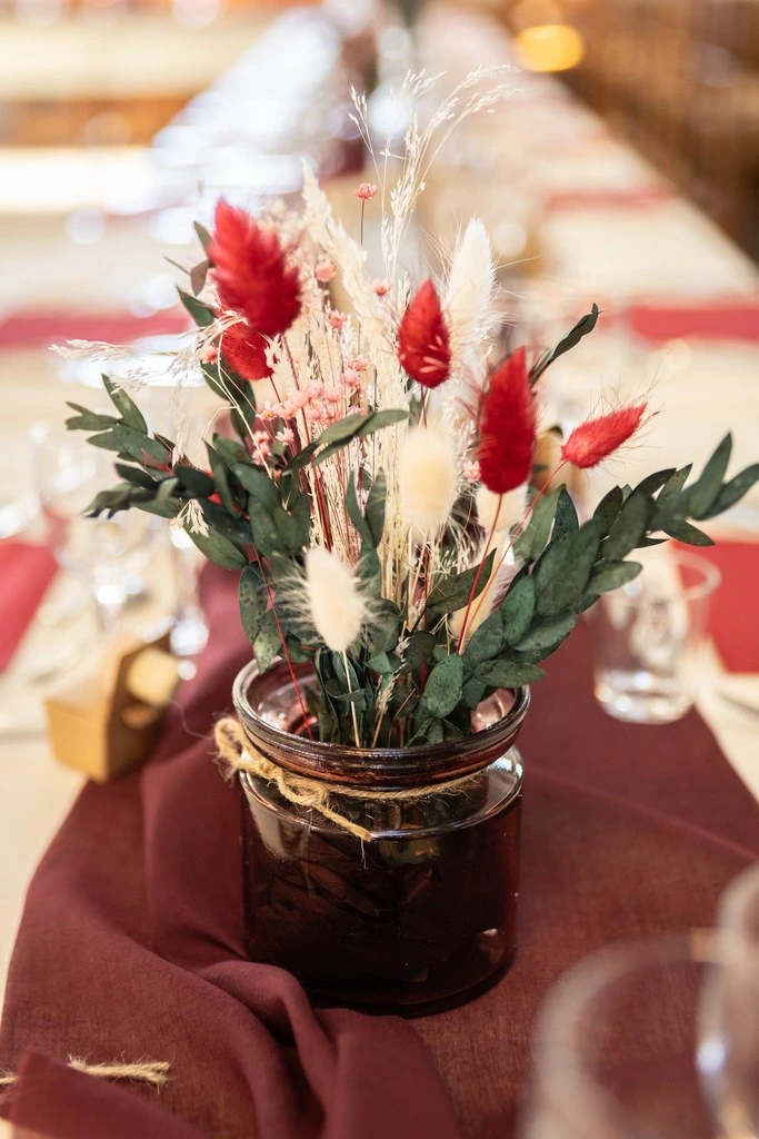 Mariage Domaine Delaunay centre de table rondin en bois vase transparent chaton rouge beige feuillage