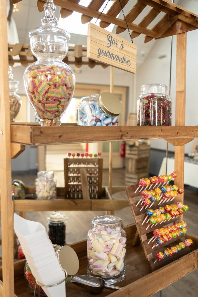 Mariage Domaine Delaunay bar à gourmandise en bois chariot