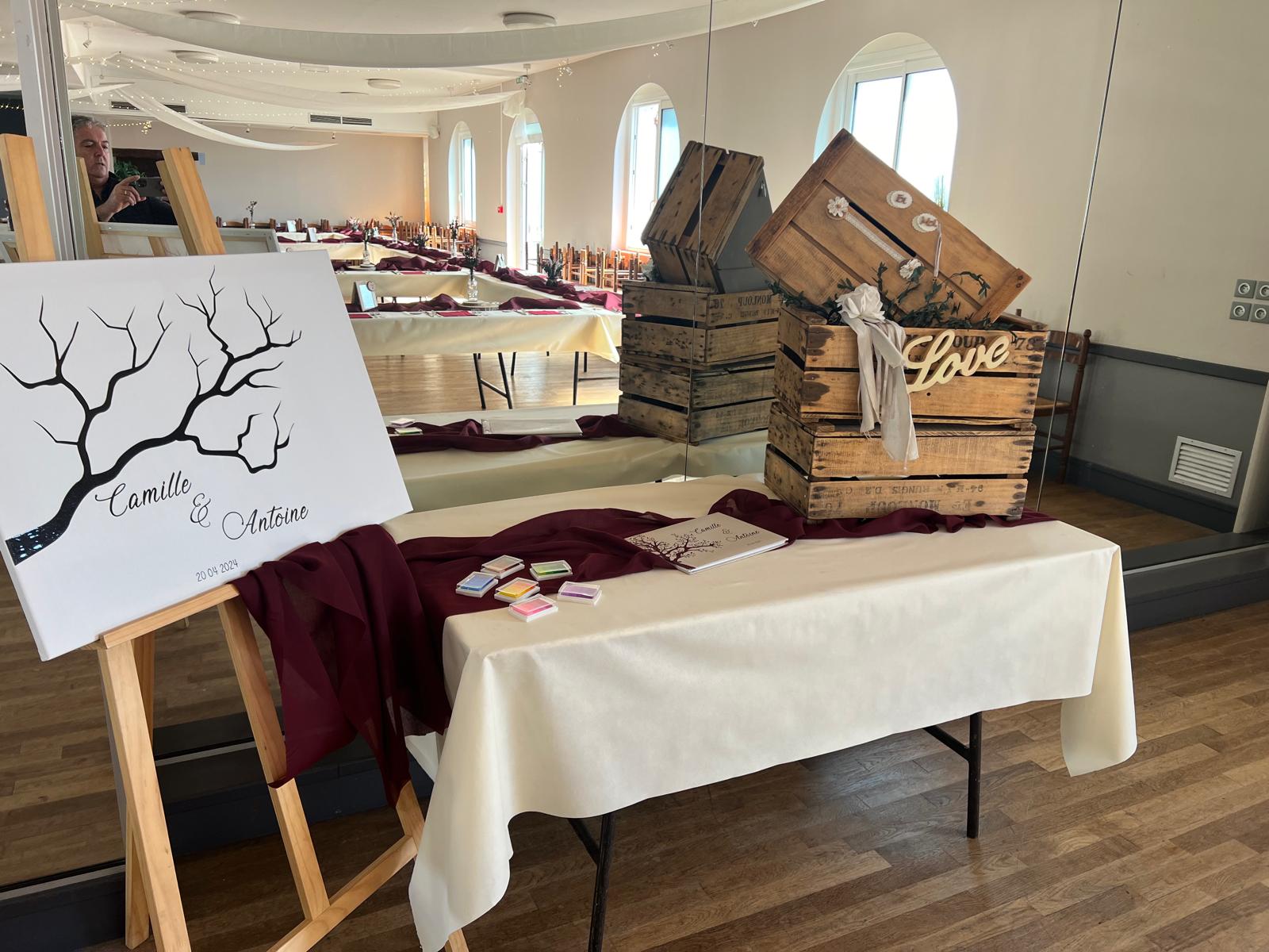 Mariage Domaine Delaunay espace décor caisse à pommes love en bois tableau peinture blanc tissu bordeaux