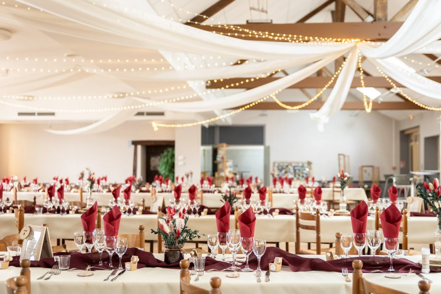Mariage Domaine Delaunay plafond tentures blanches leds table blanche bordeaux terracotta bois